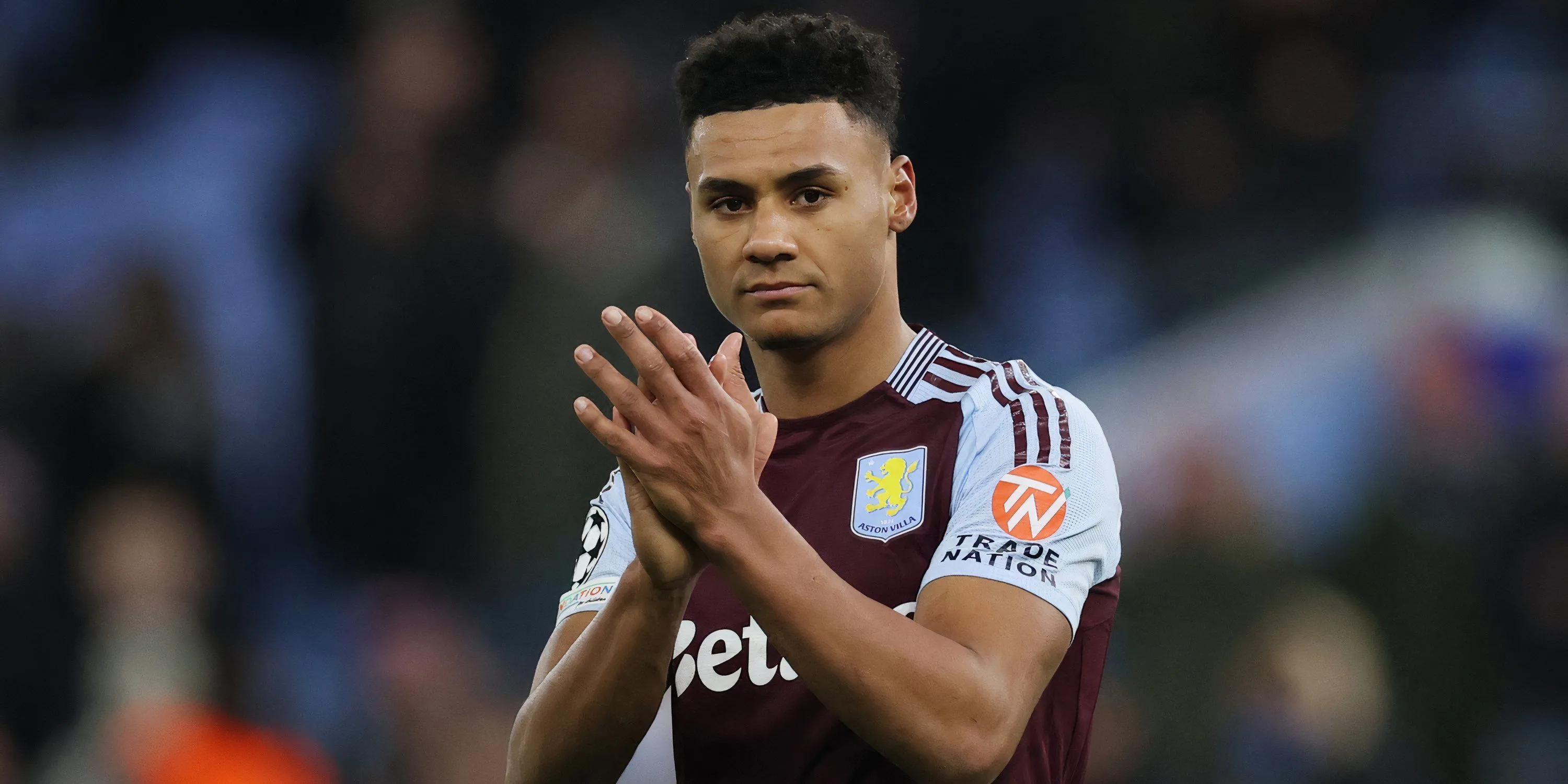 Ollie Watkins vỗ tay cảm ơn người hâm mộ Aston Villa trên sân