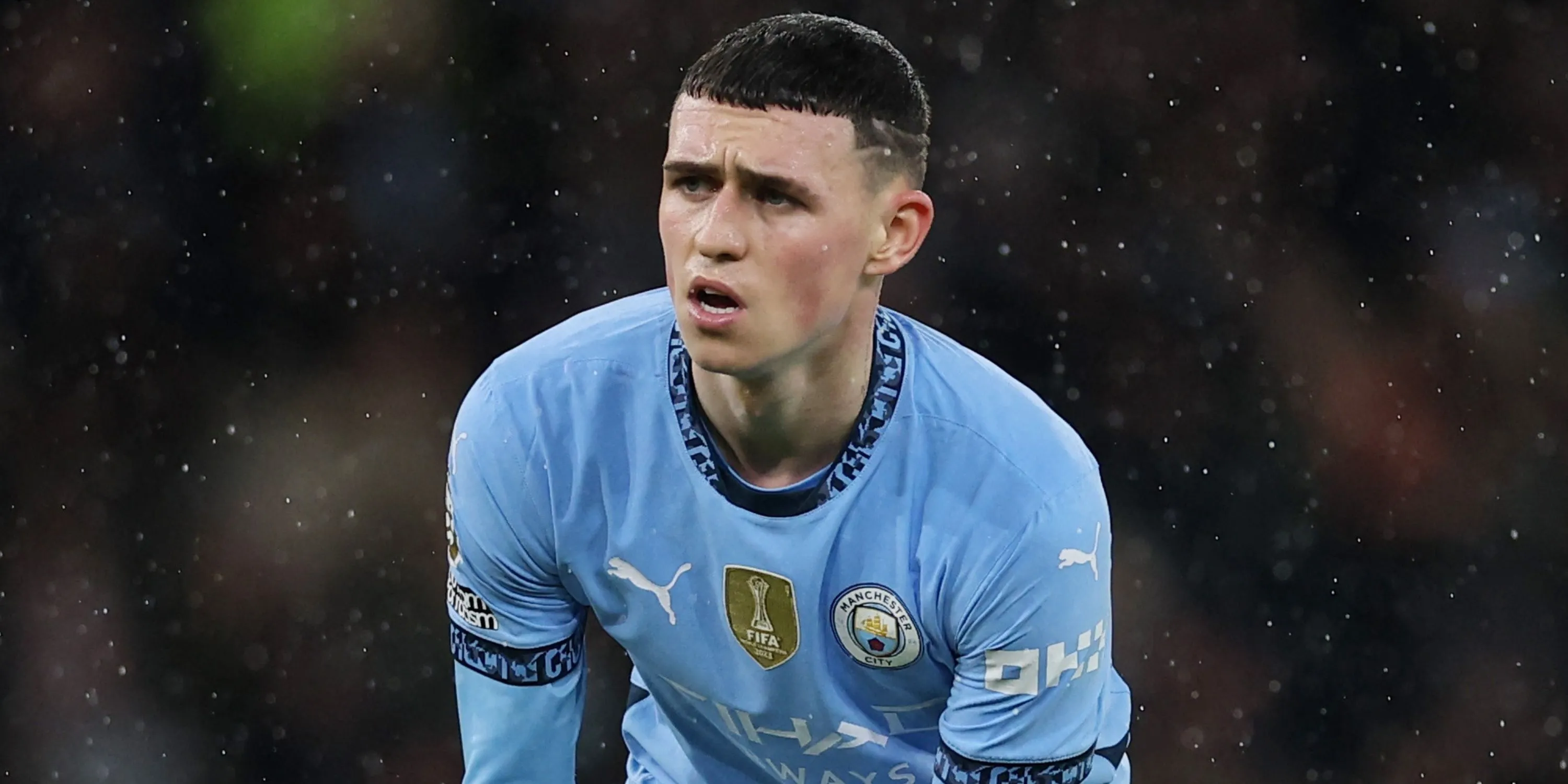 Phil Foden thi đấu cho Manchester City, một ngôi sao trẻ tài năng của đội bóng áo xanh