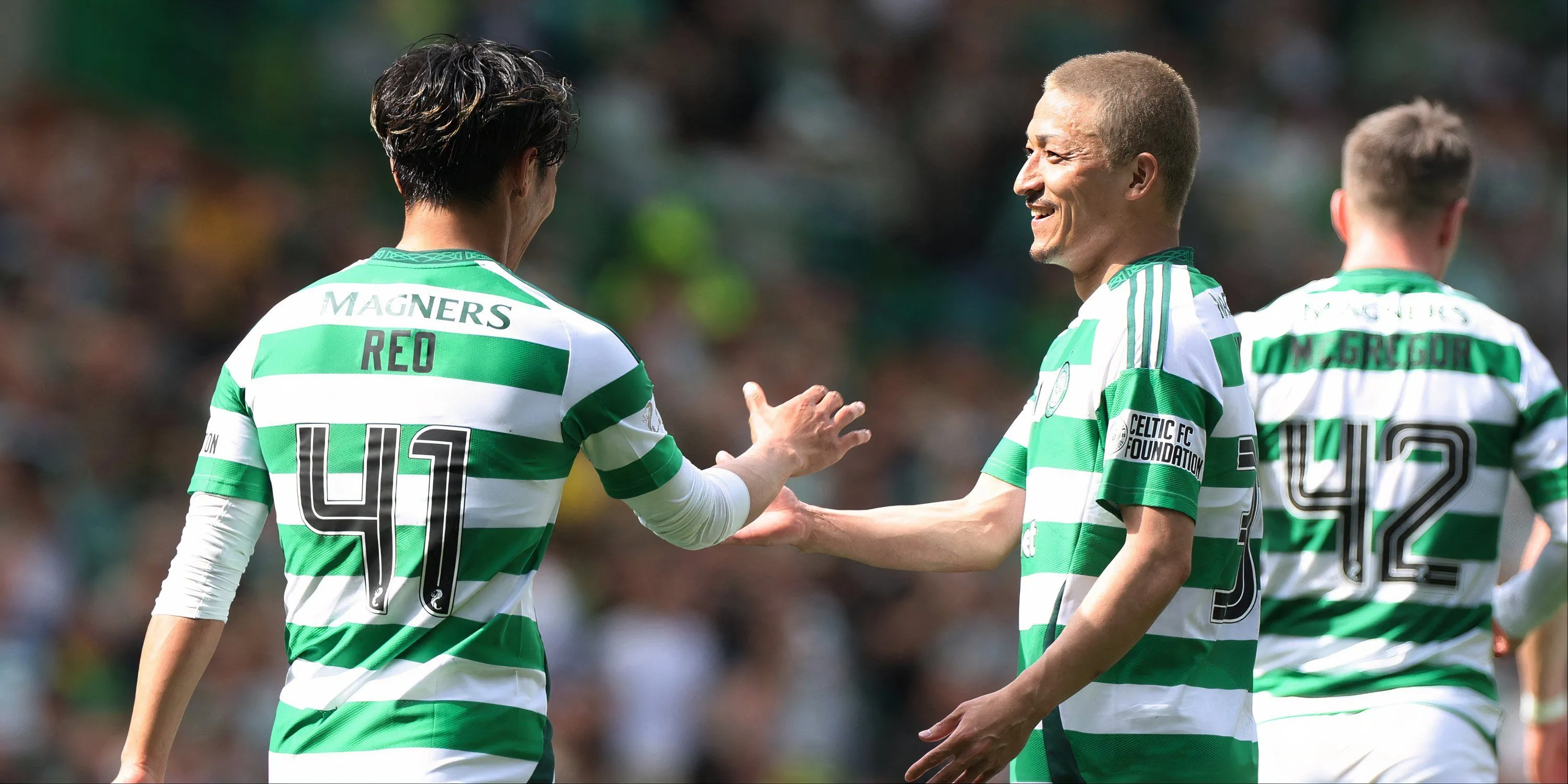 Reo Hatate và Daizen Maeda ăn mừng bàn thắng trong màu áo Celtic tại Giải VĐQG Scotland