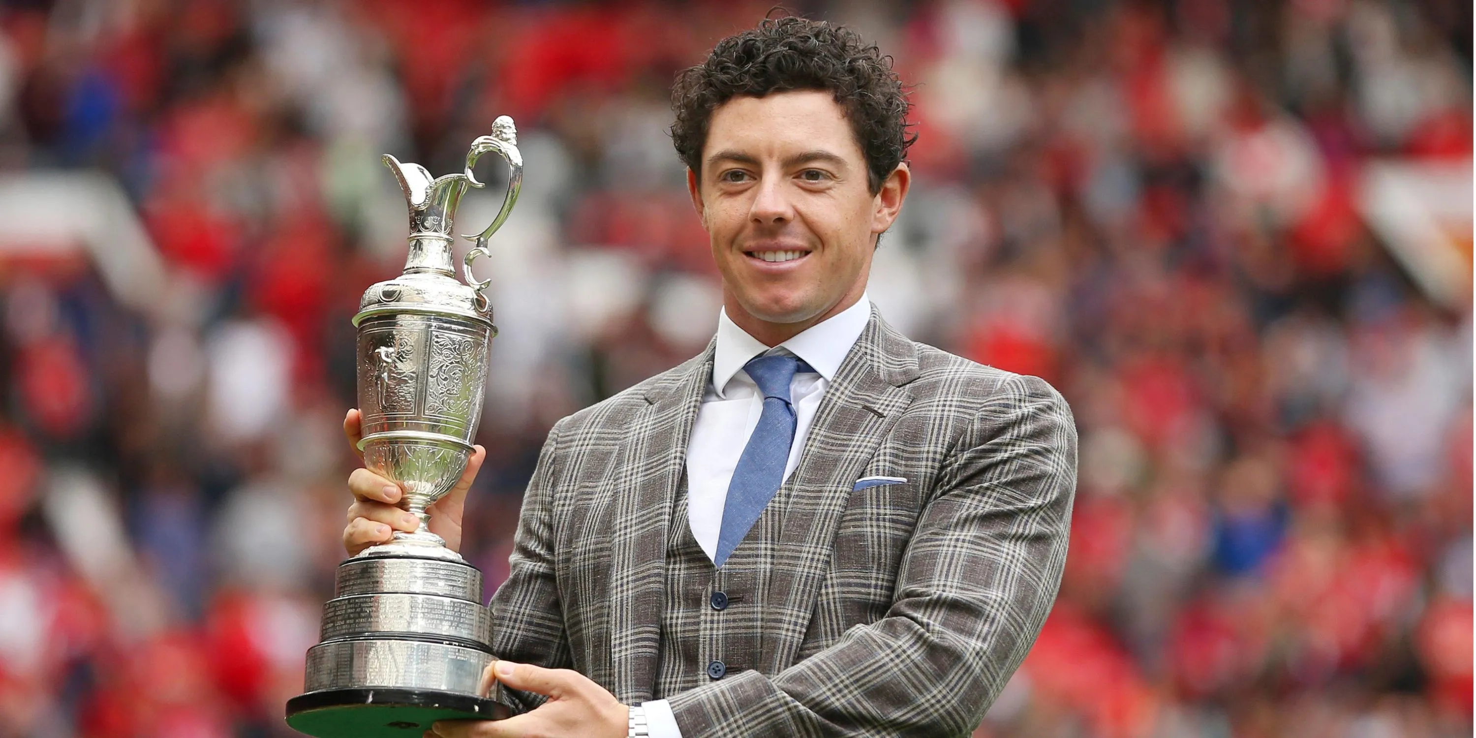 Rory McIlroy trên sân Old Trafford cùng chiếc cúp The Open