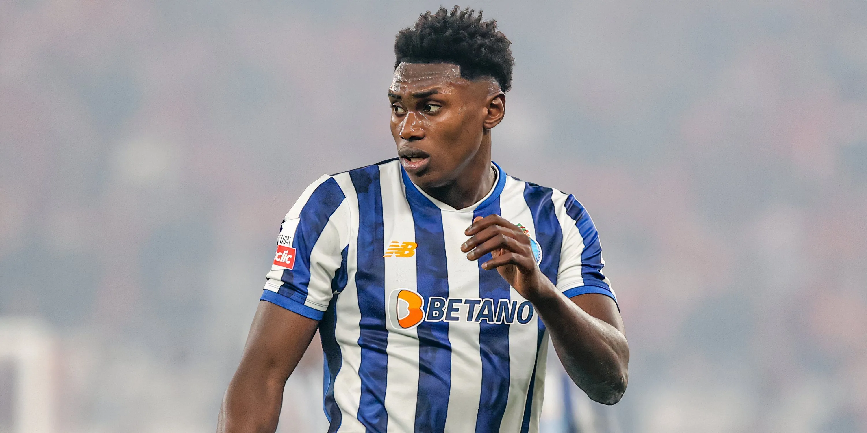 Samu Aghehowa thi đấu trong màu áo Porto, tiền đạo mục tiêu của Aston Villa