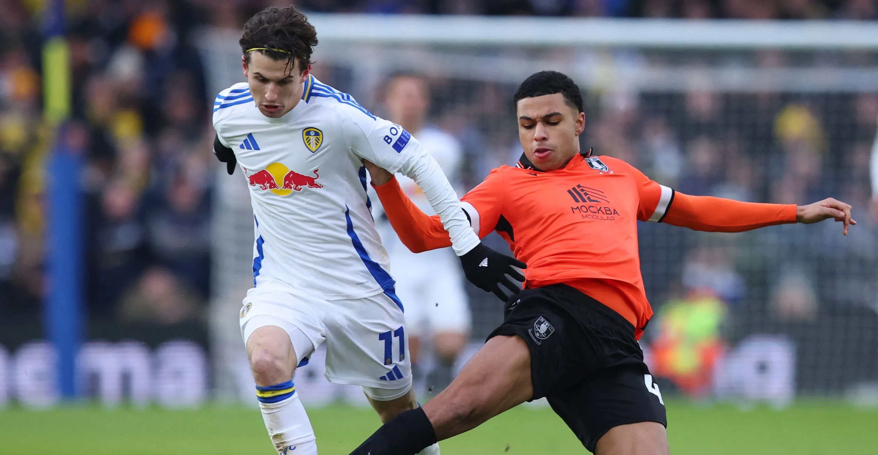 Shea Charles trong màu áo Sheffield Wednesday đối đầu với Brenden Aaronson của Leeds United