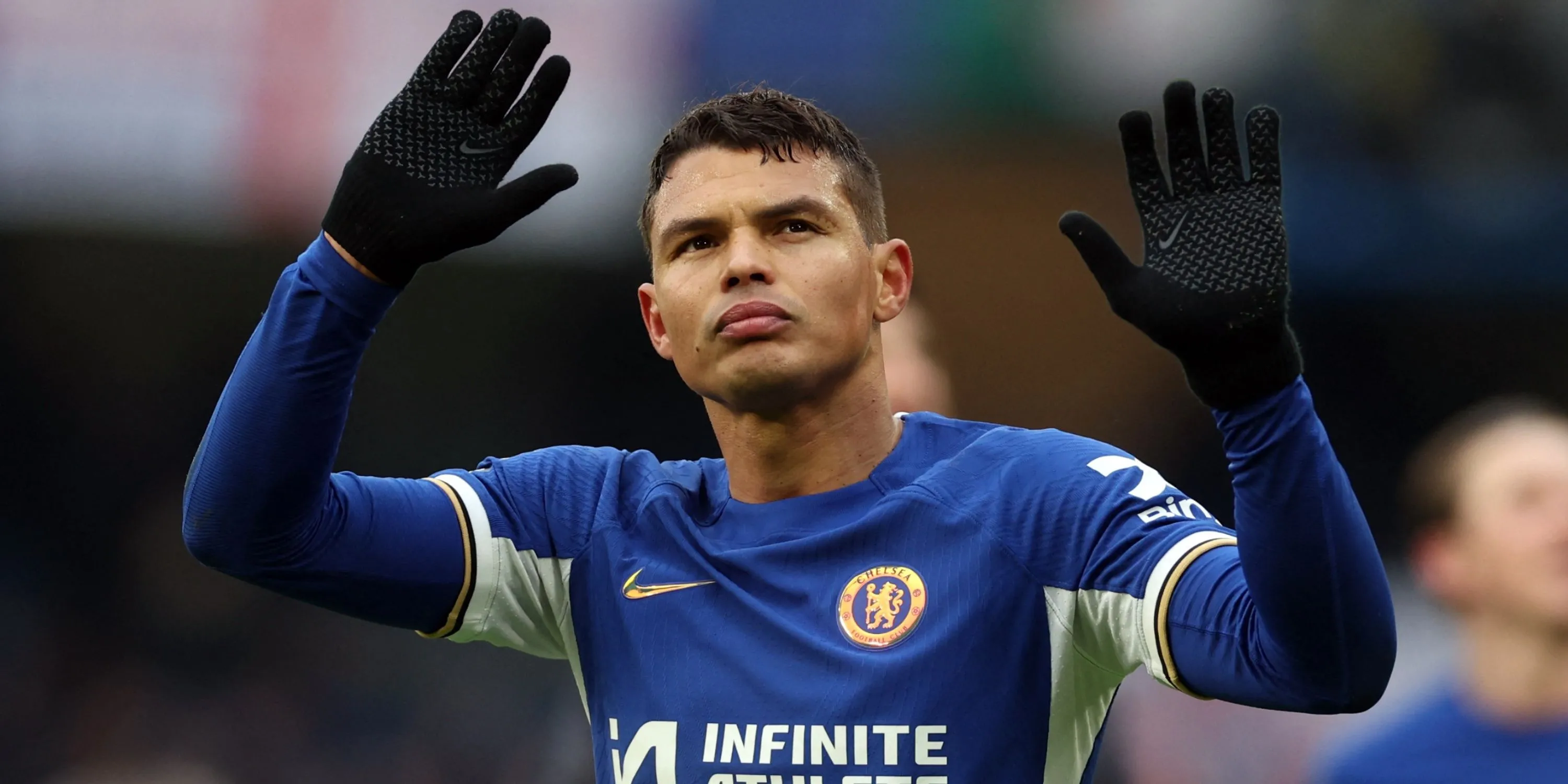 Thiago Silva, huyền thoại Chelsea, nhìn về khán đài Stamford Bridge, nơi con trai Isago Silva sẽ tiếp nối di sản