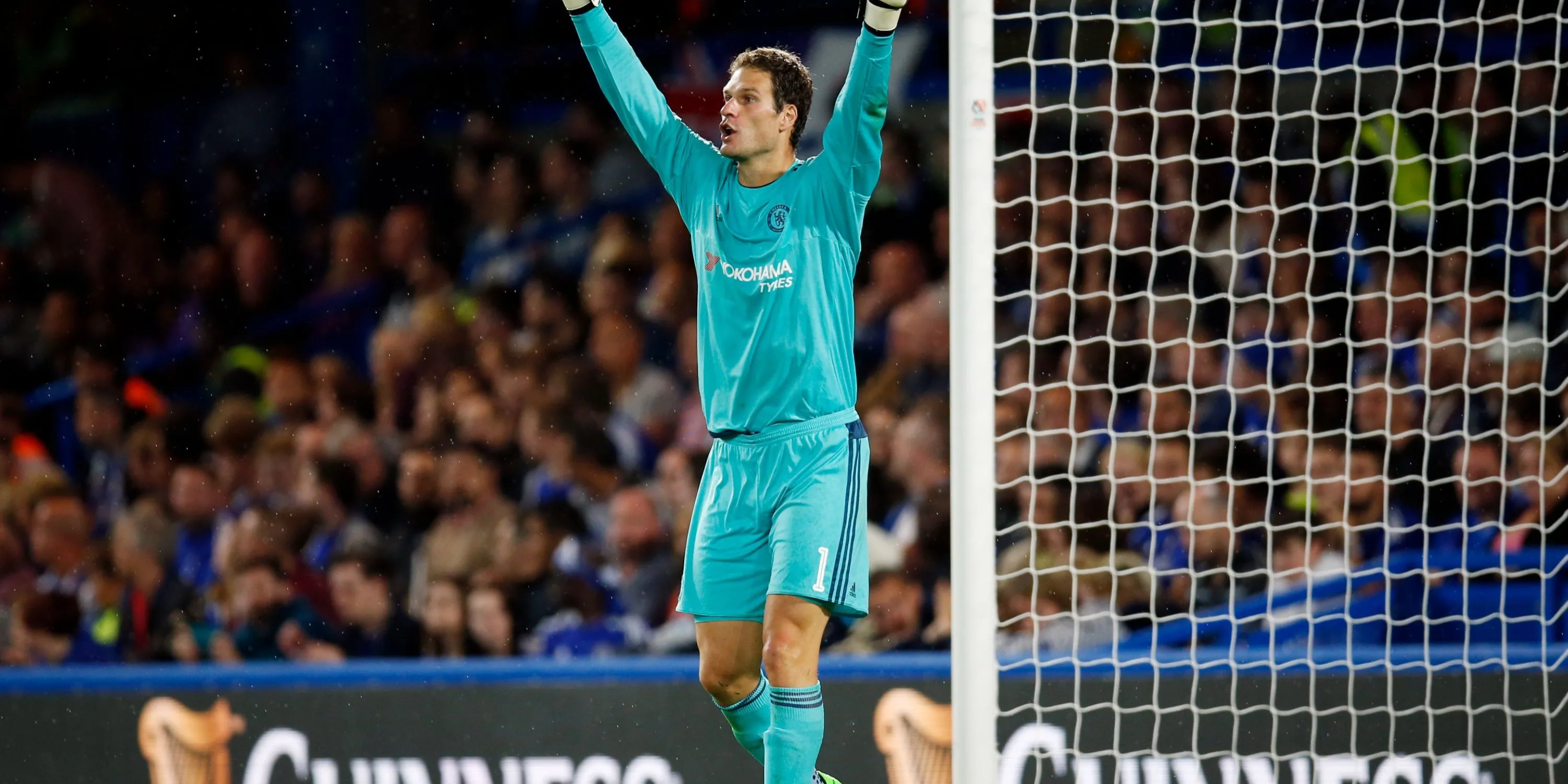 Thủ môn Asmir Begovic giơ tay chỉ đạo