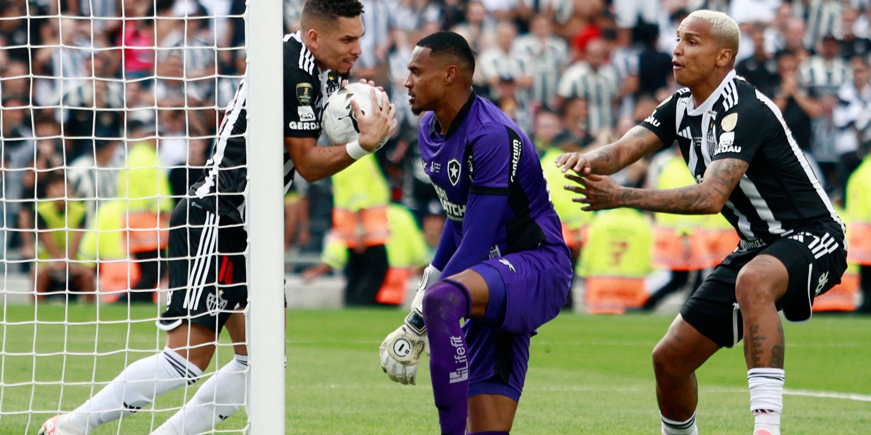 Thủ môn John Victor của Botafogo, mục tiêu tiềm năng cho vị trí số 1 của Manchester United
