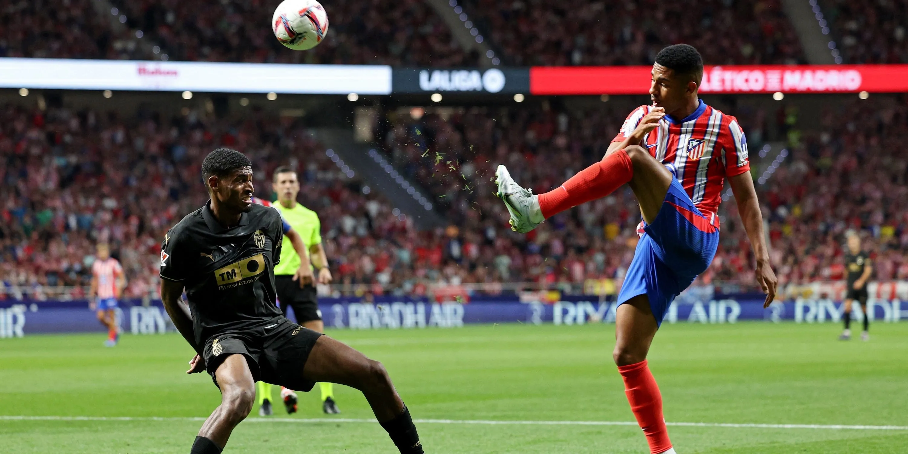 Tiền đạo cánh Samuel Lino của Atletico Madrid trong pha tranh chấp bóng