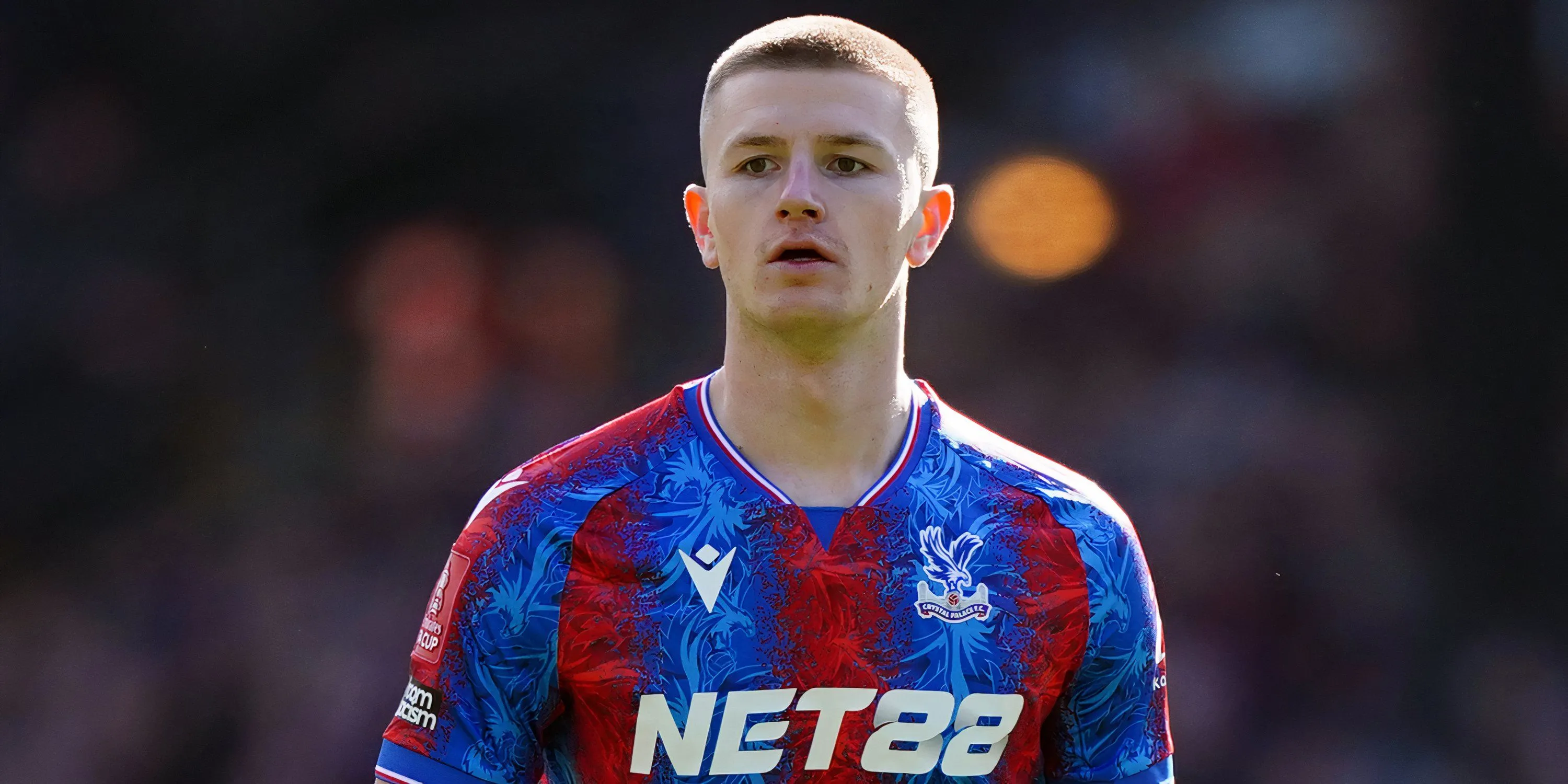 Tiền vệ Adam Wharton trong một pha tranh chấp bóng cho Crystal Palace tại Premier League.