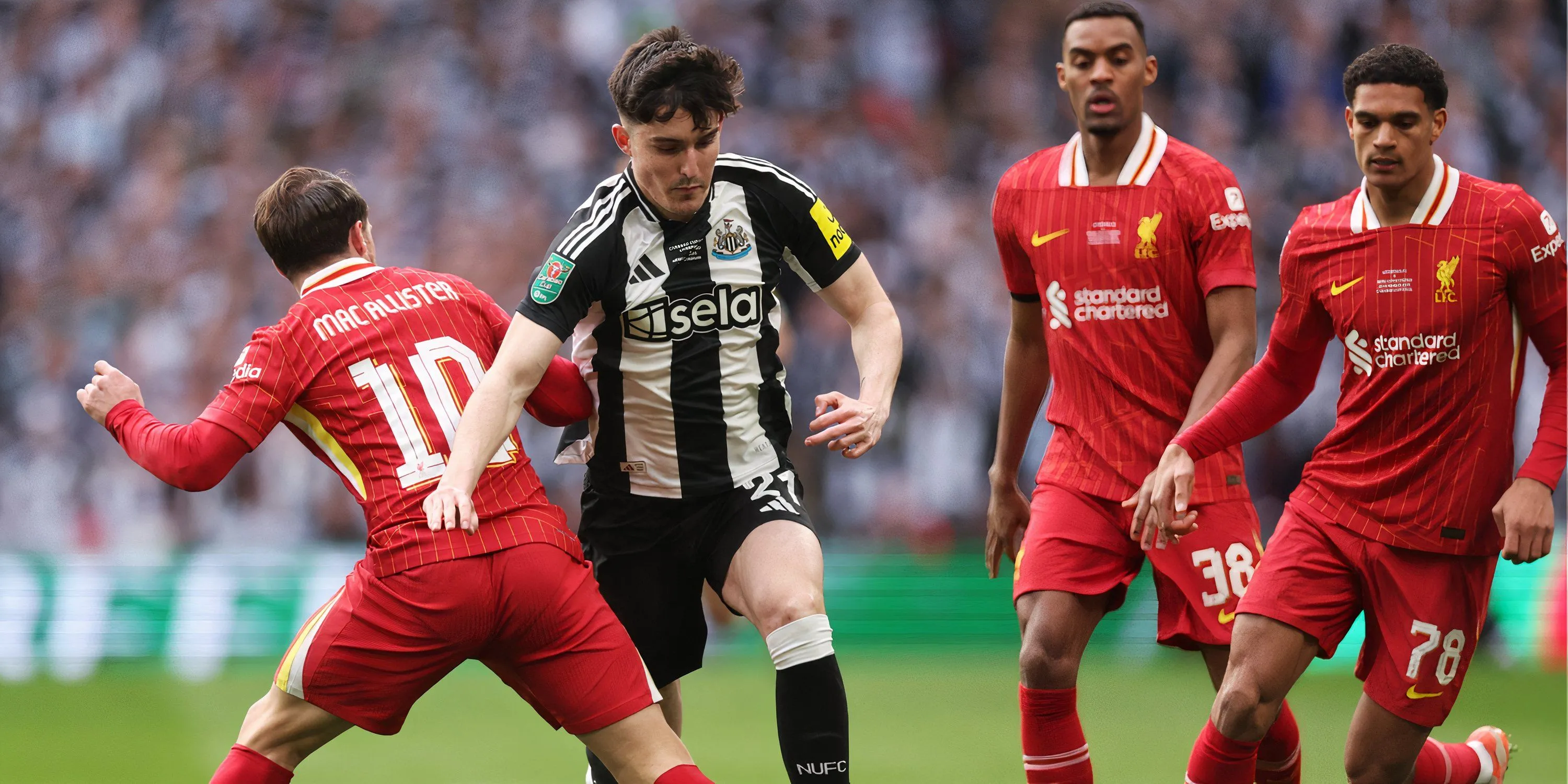 Tiền vệ Alexis Mac Allister (Liverpool) tranh bóng với hậu vệ Tino Livramento (Newcastle United)