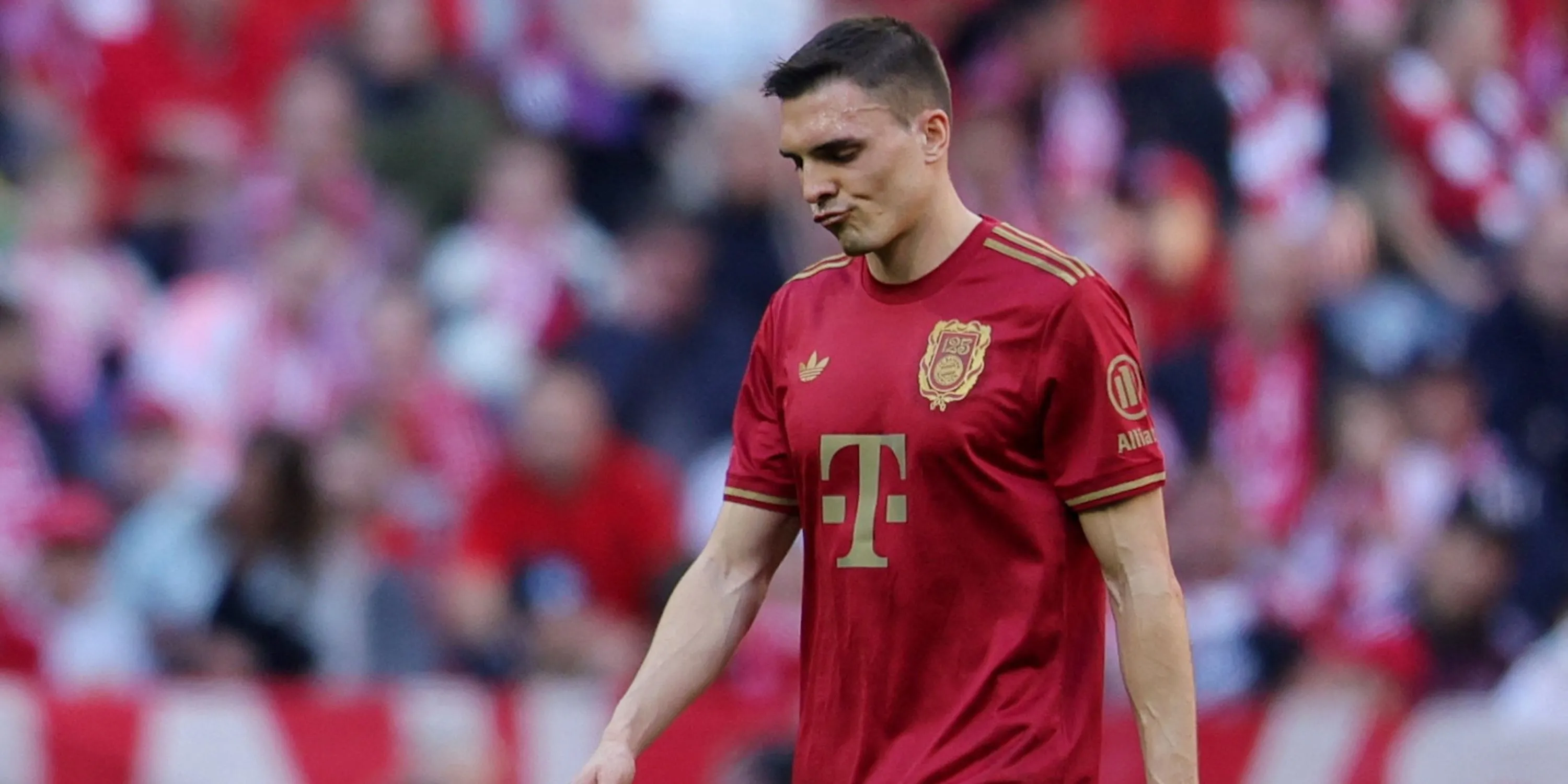 Tiền vệ João Palhinha của Bayern Munich rời sân sau khi nhận thẻ đỏ, cầu thủ mục tiêu của Arsenal