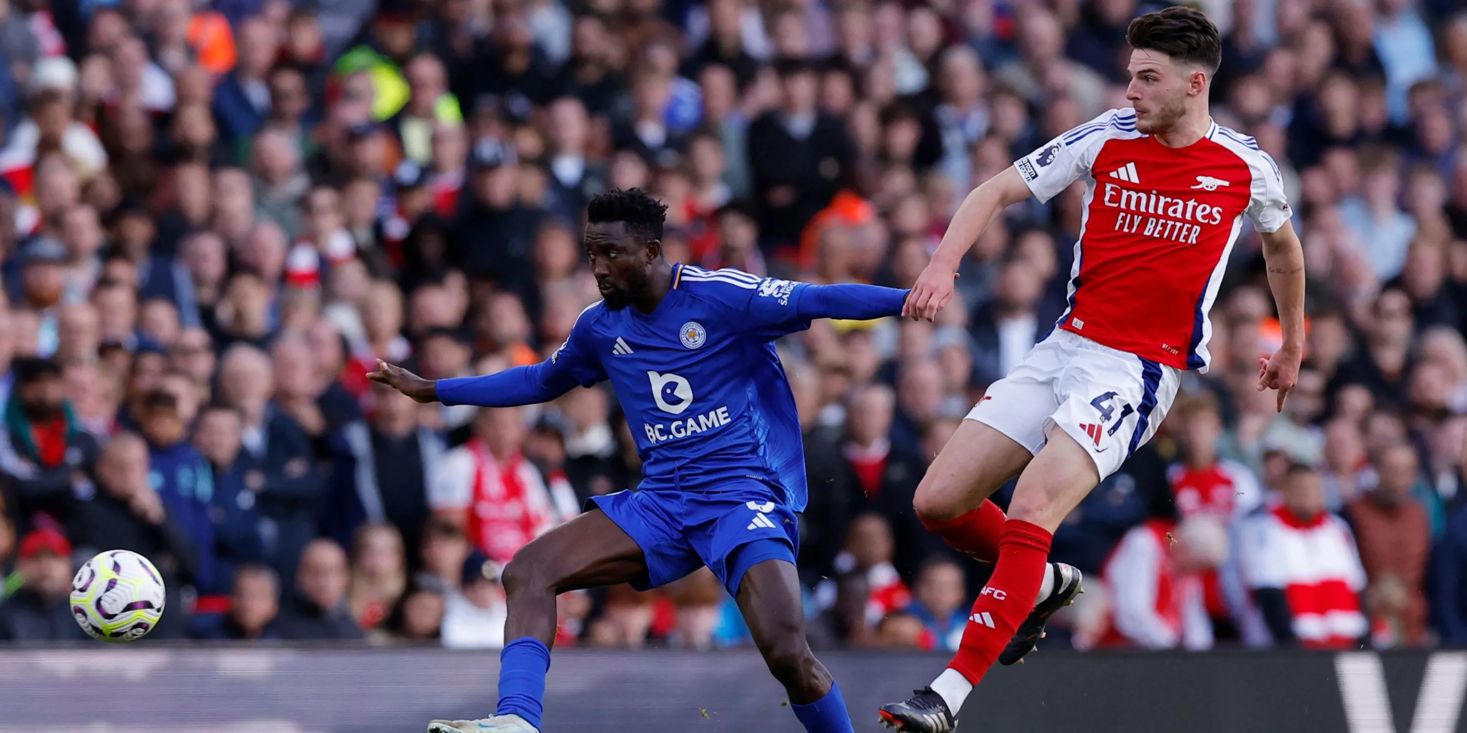 Wilfried Ndidi trong màu áo Leicester City trên sân tập