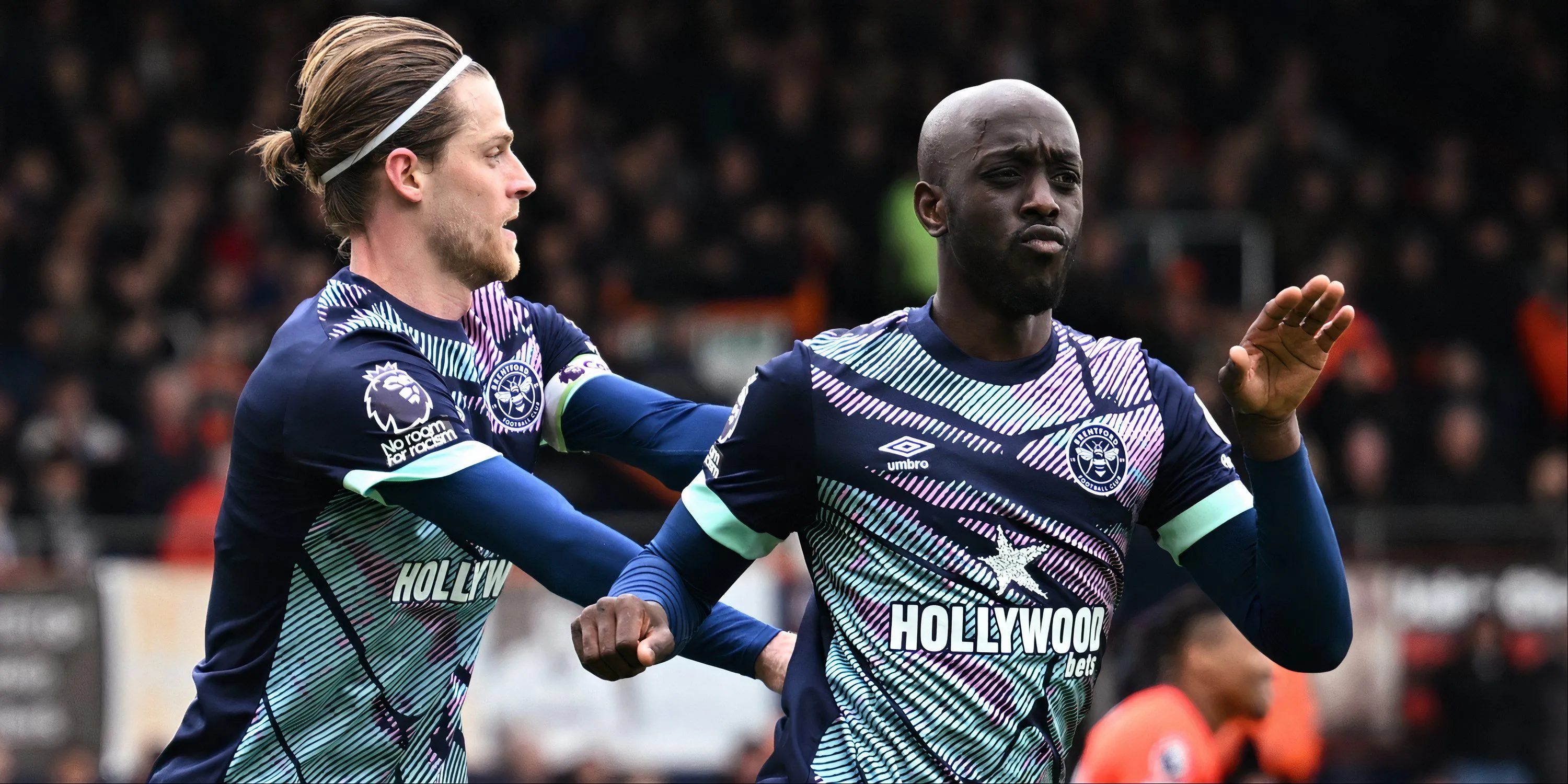 Yoane Wissa, tiền đạo của Brentford, ăn mừng bàn thắng, thể hiện phong độ cao trong mùa giải Ngoại hạng Anh.