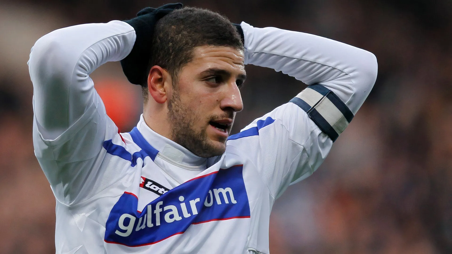 Adel Taarabt trong màu áo QPR, thể hiện kỹ thuật rê dắt bóng đẳng cấp