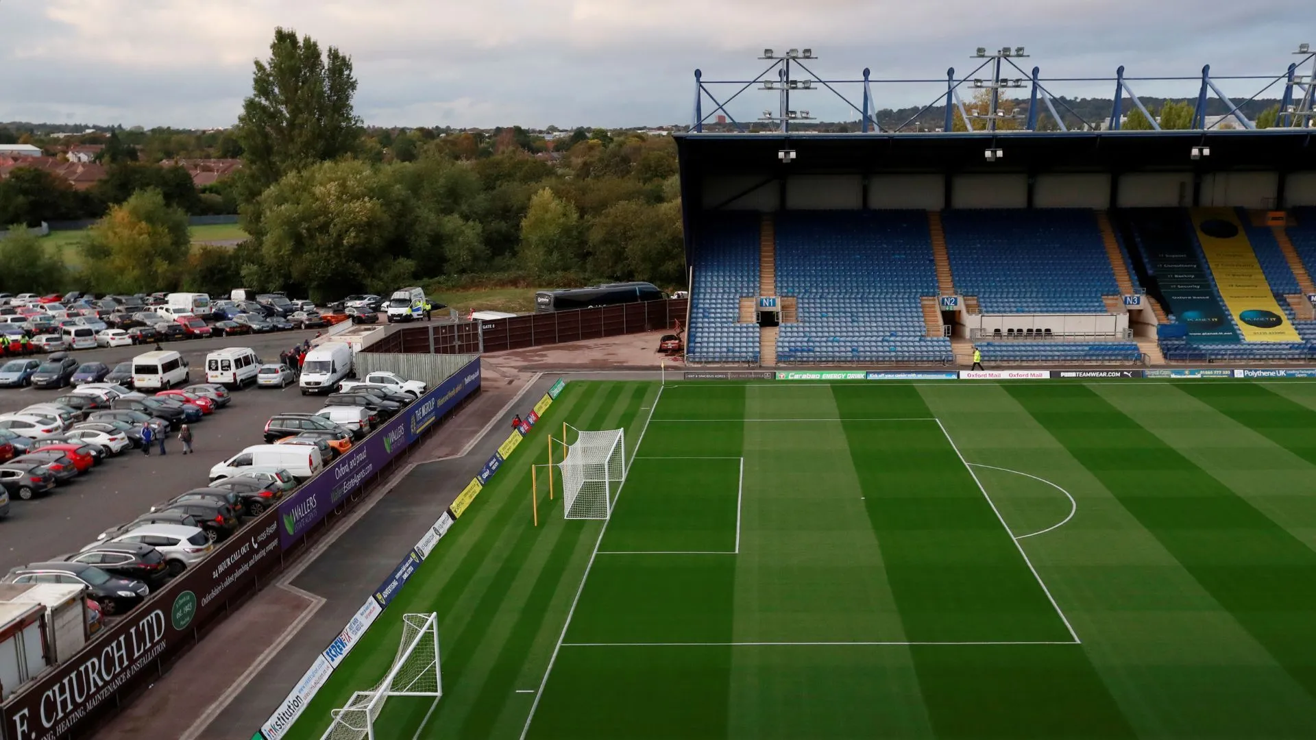 Áo đấu Oxford United 2025/26 với sự kết hợp màu vàng và xanh navy tại SVĐ Kassam