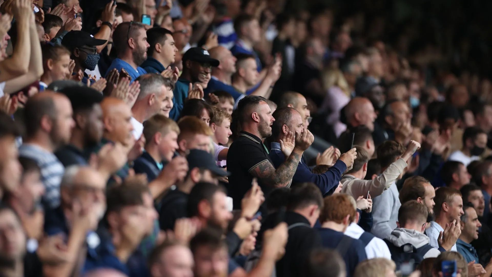 Các cổ động viên QPR ăn mừng trên sân Loftus Road, thể hiện niềm hy vọng vào tương lai đội bóng
