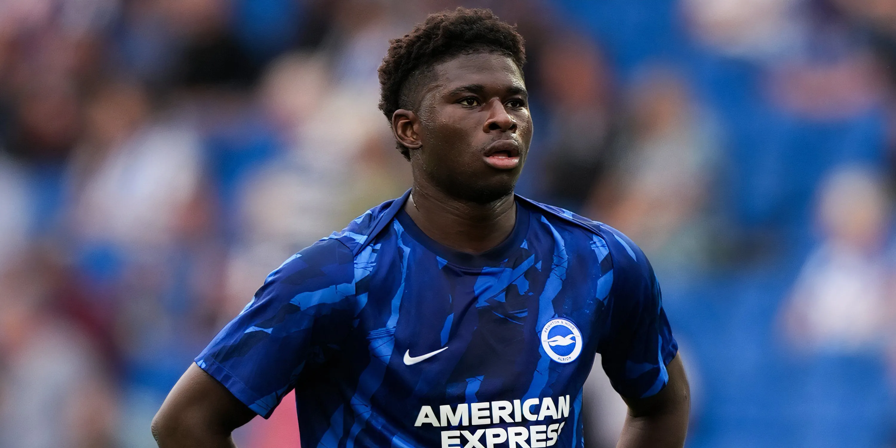 Carlos Baleba của Brighton &amp; Hove Albion trong buổi khởi động trước trận đấu, tiền vệ trẻ được MU nhắm đến.