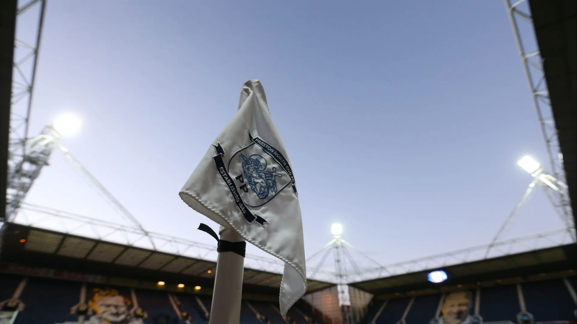 Cầu thủ Preston North End trình diễn mẫu áo đấu sân nhà mới 2025/26, với logo nhà tài trợ gây tranh cãi