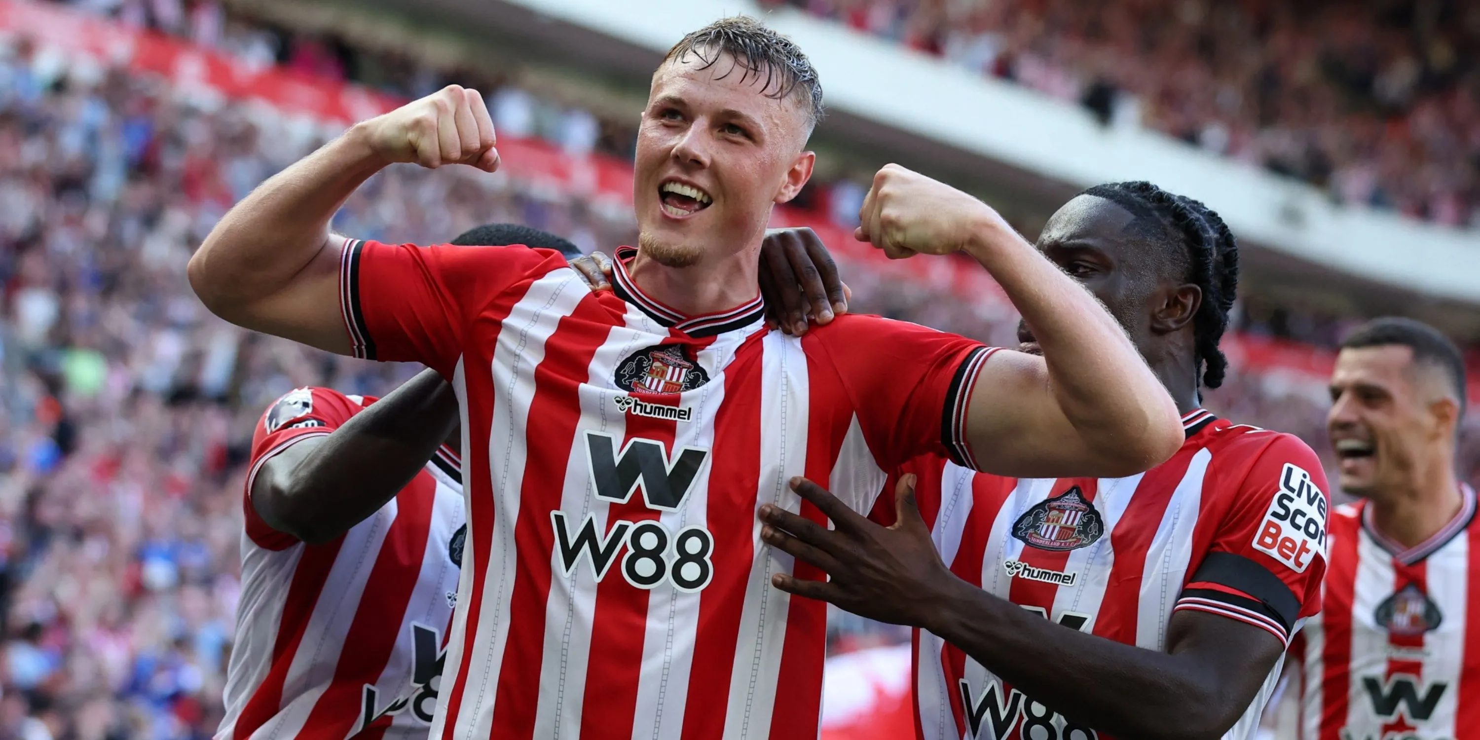 Cầu thủ Sunderland ăn mừng bàn thắng, thể hiện tinh thần thép tại Premier League