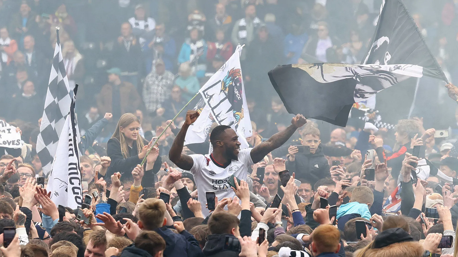 Corey Blackett-Taylor trong màu áo Derby County, đối mặt với sự cạnh tranh ở hàng công