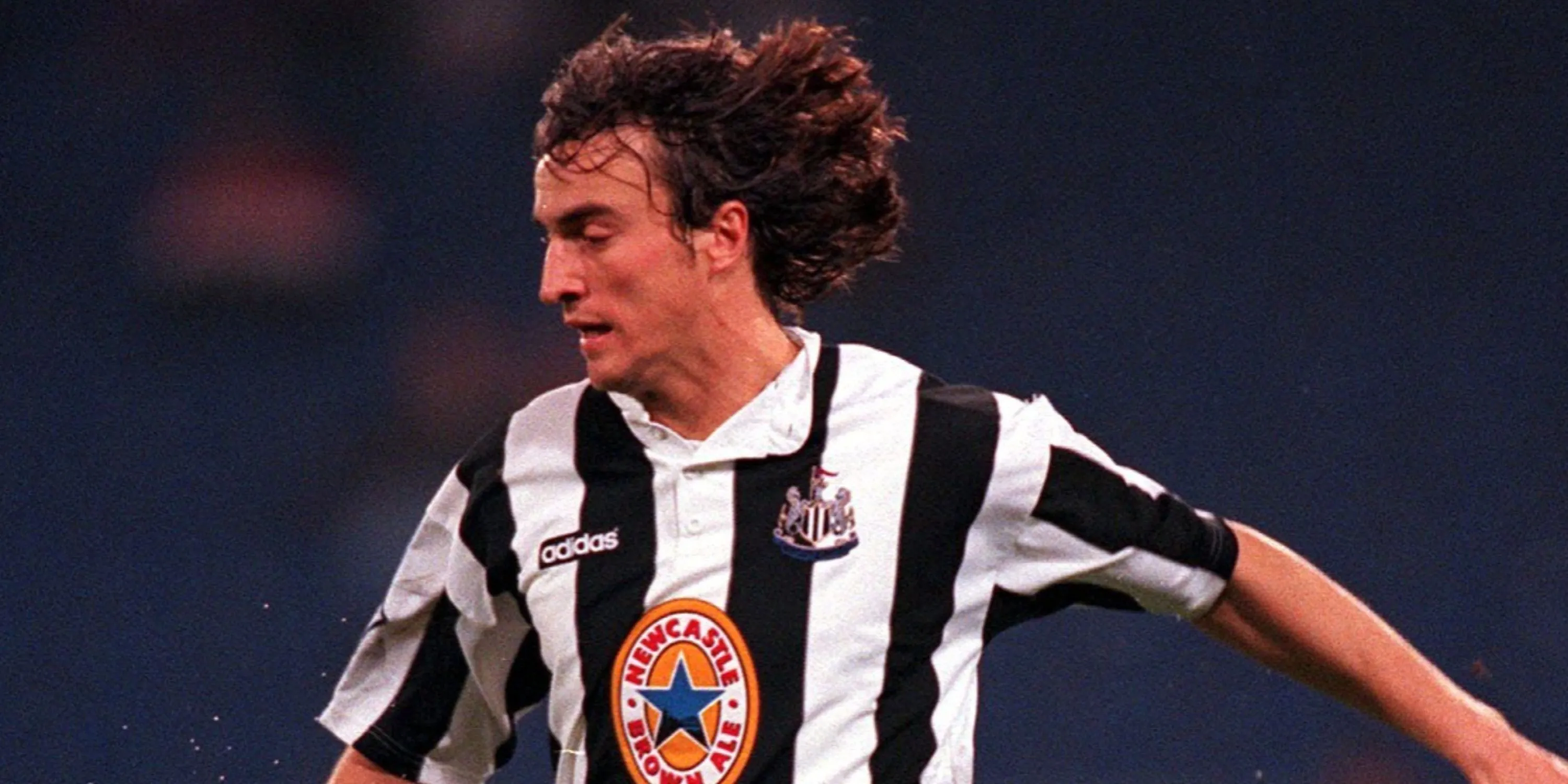 David Ginola trong chiếc áo số 14 của Tottenham Hotspur, đang biểu diễn kỹ thuật cá nhân