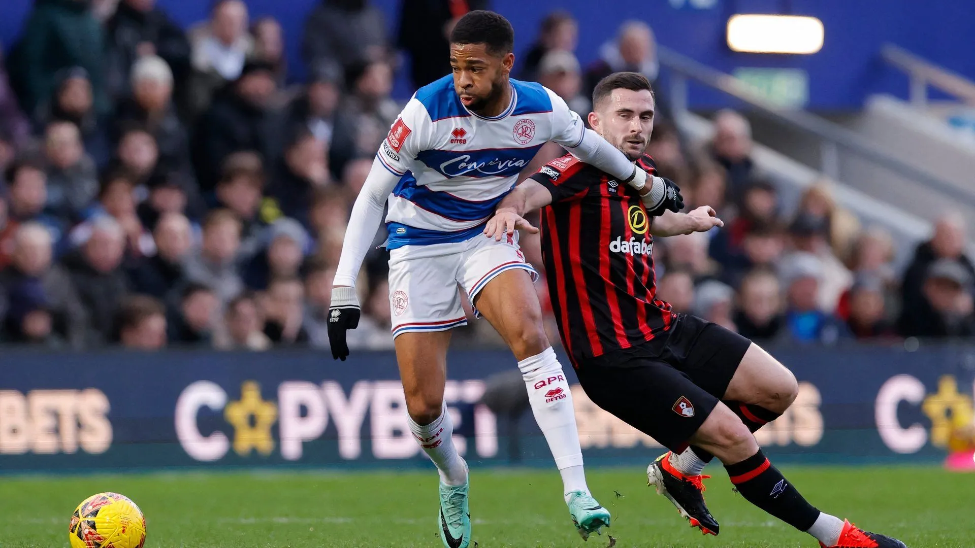 Elijah Dixon-Bonner trong một pha tranh chấp bóng, tìm kiếm cơ hội thi đấu tại QPR