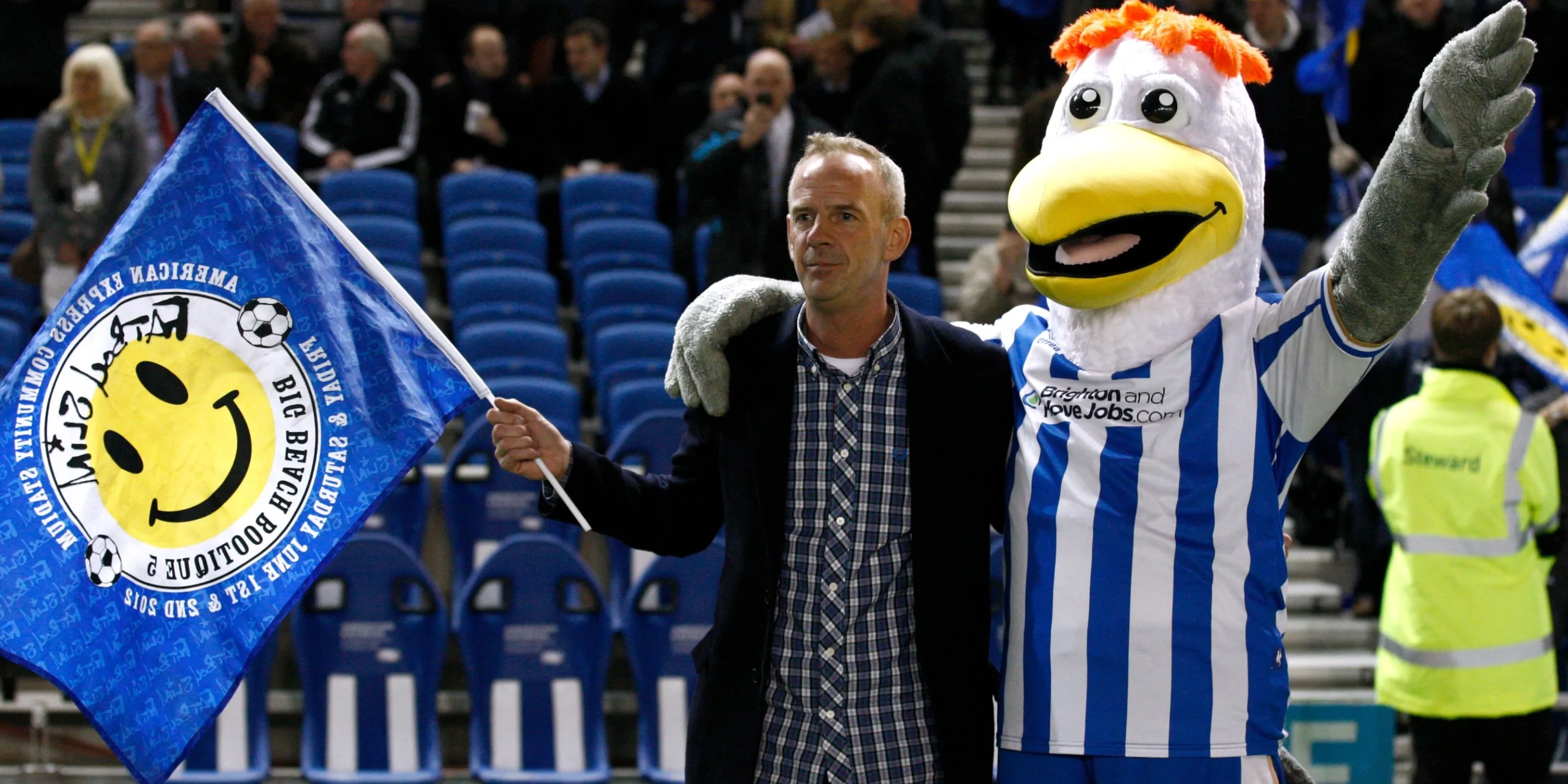 Fatboy Slim, DJ nổi tiếng thế giới, trình diễn tại sân vận động Amex của Brighton và cổ vũ đội bóng trên khán đài