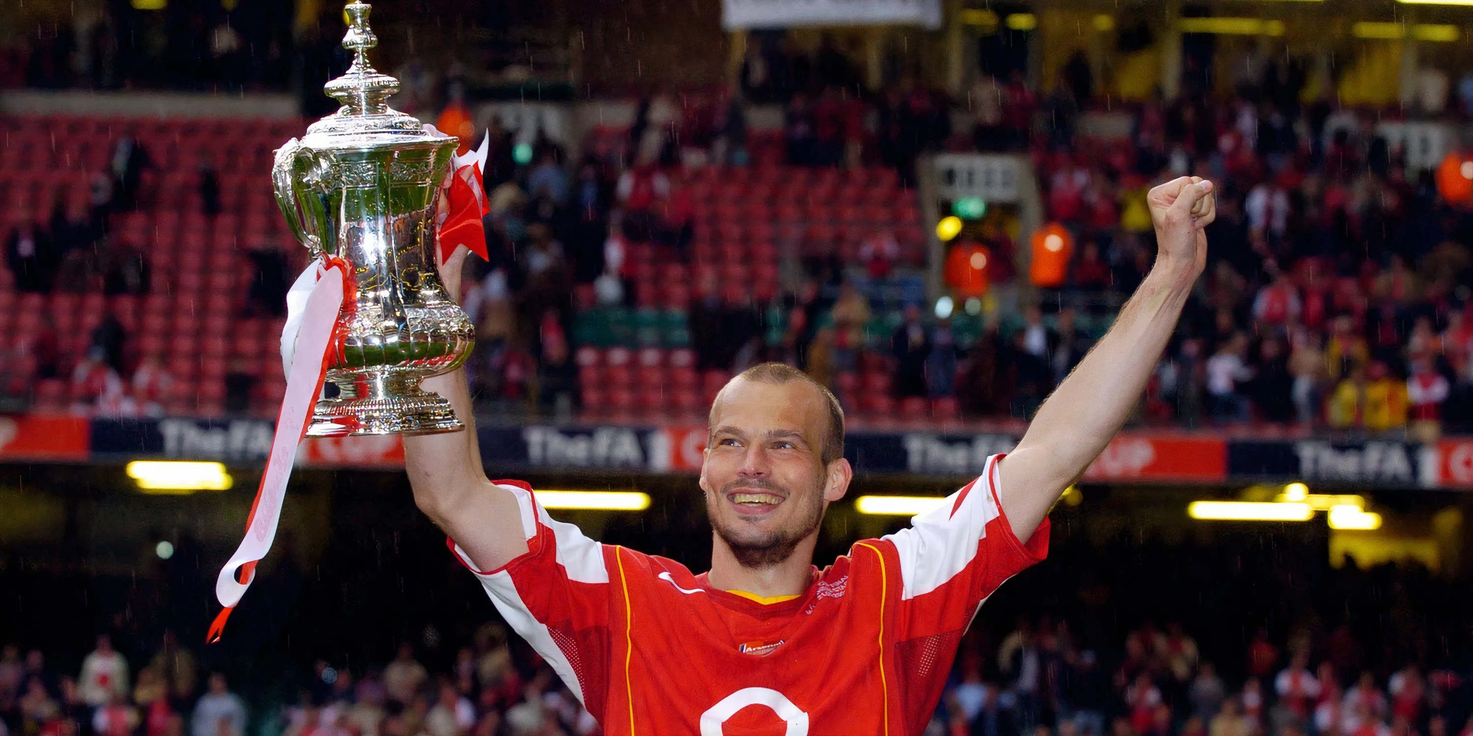 Freddie Ljungberg ăn mừng chiến thắng sau trận chung kết FA Cup 2005 trong màu áo Arsenal