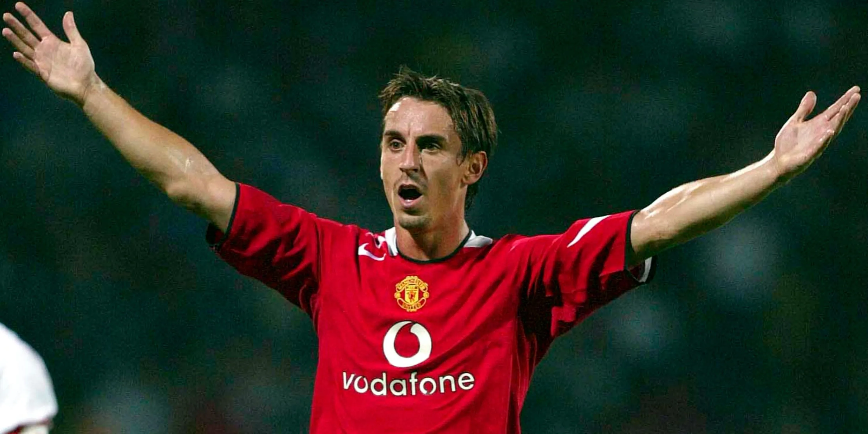 Gary Neville trong màu áo Manchester United, một huyền thoại Premier League