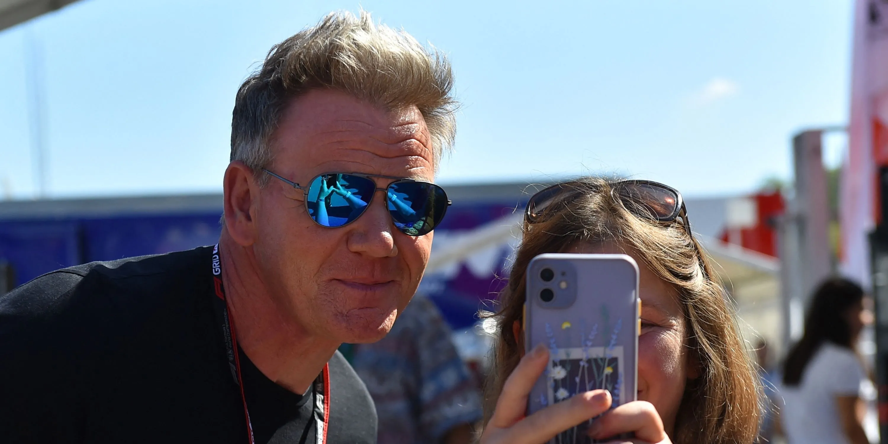 Gordon Ramsay, đầu bếp lừng danh, thường xuyên được bắt gặp cổ vũ Chelsea tại Stamford Bridge