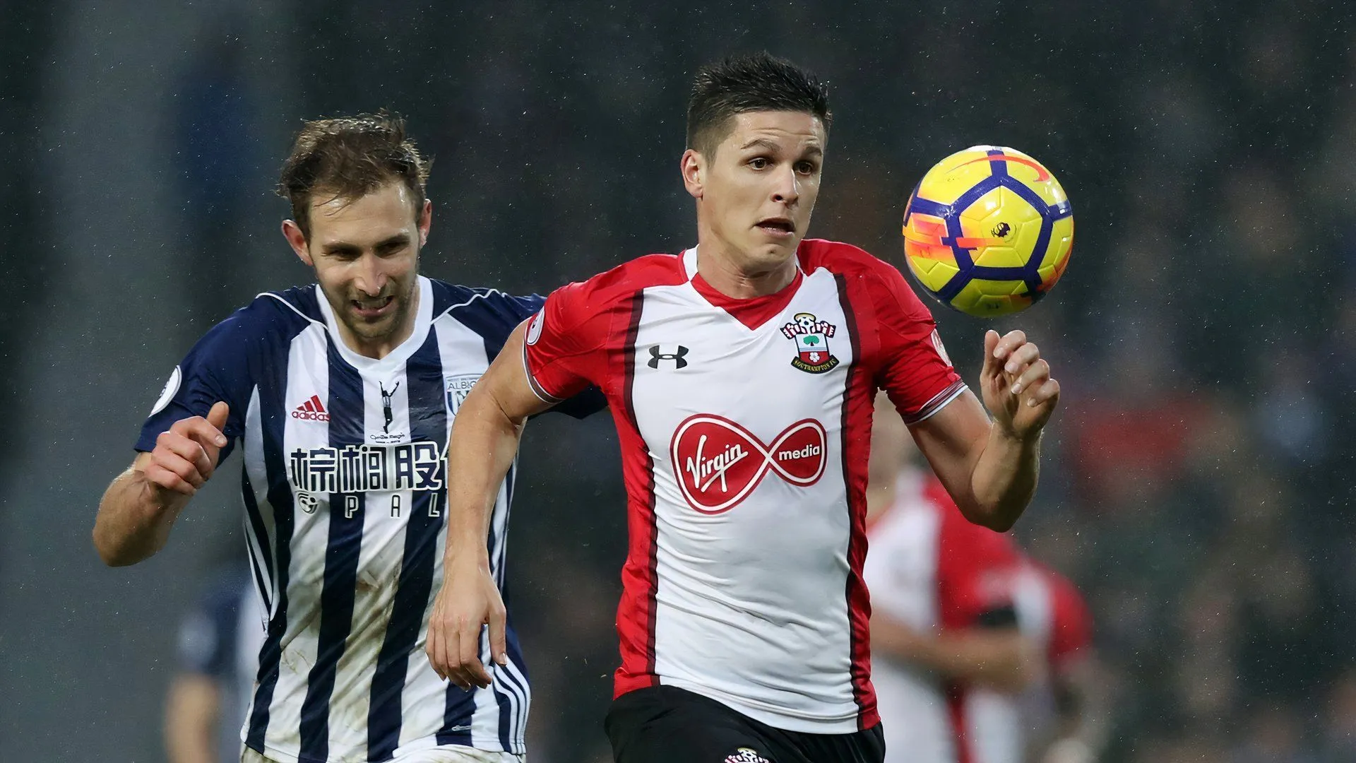 Guido Carrillo trong trận đấu của Southampton, bản hợp đồng kỷ lục gây tranh cãi
