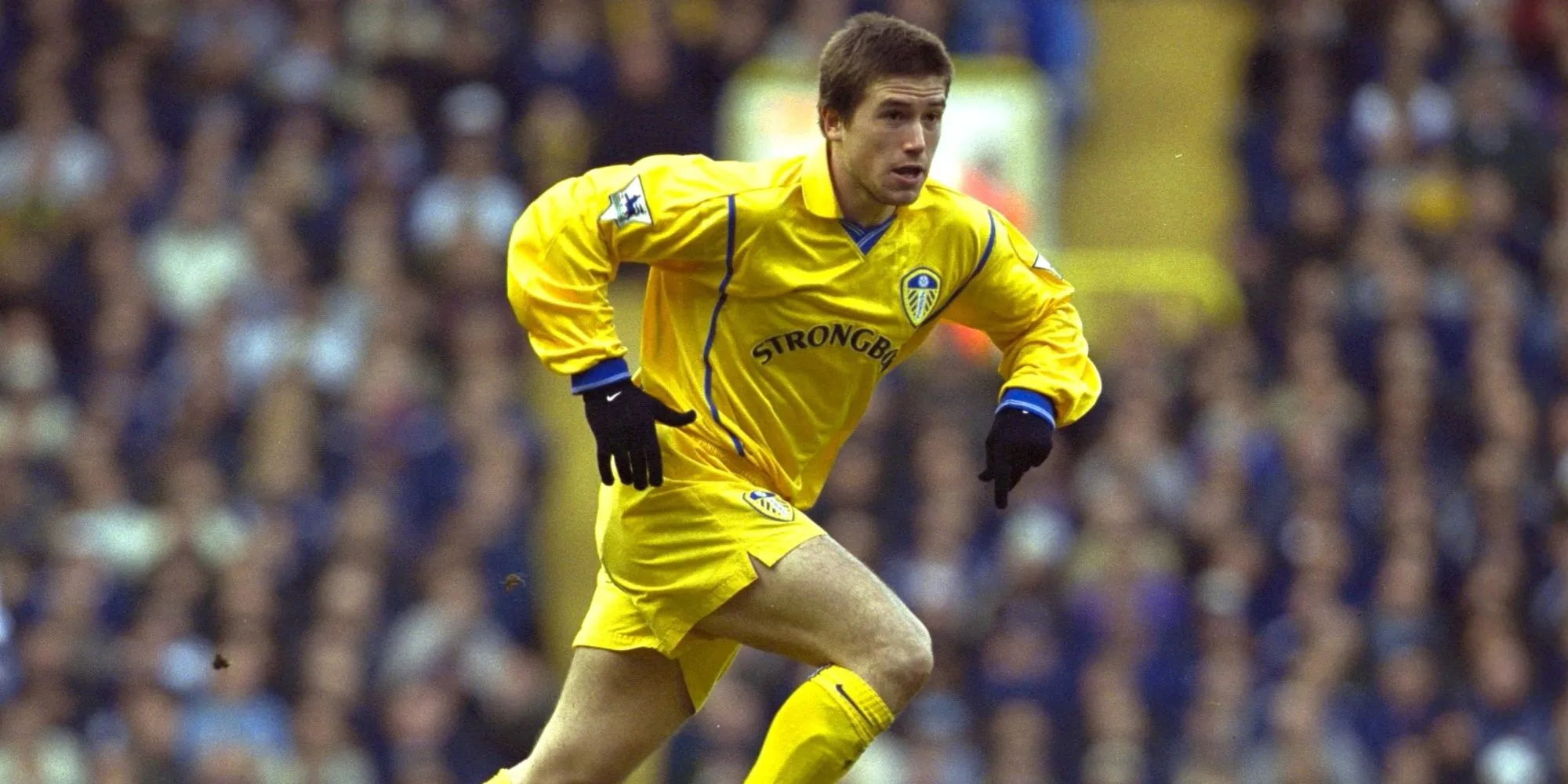 Harry Kewell với mái tóc dài tung bay trong màu áo Leeds United