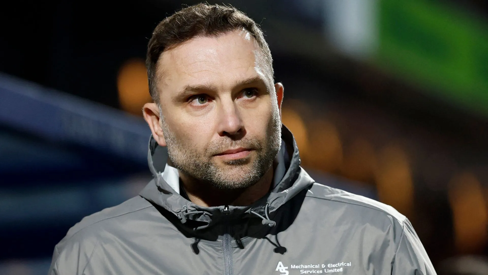 HLV John Eustace của Derby County và mẫu áo đấu sân nhà của đội bóng ở Championship 2025/26