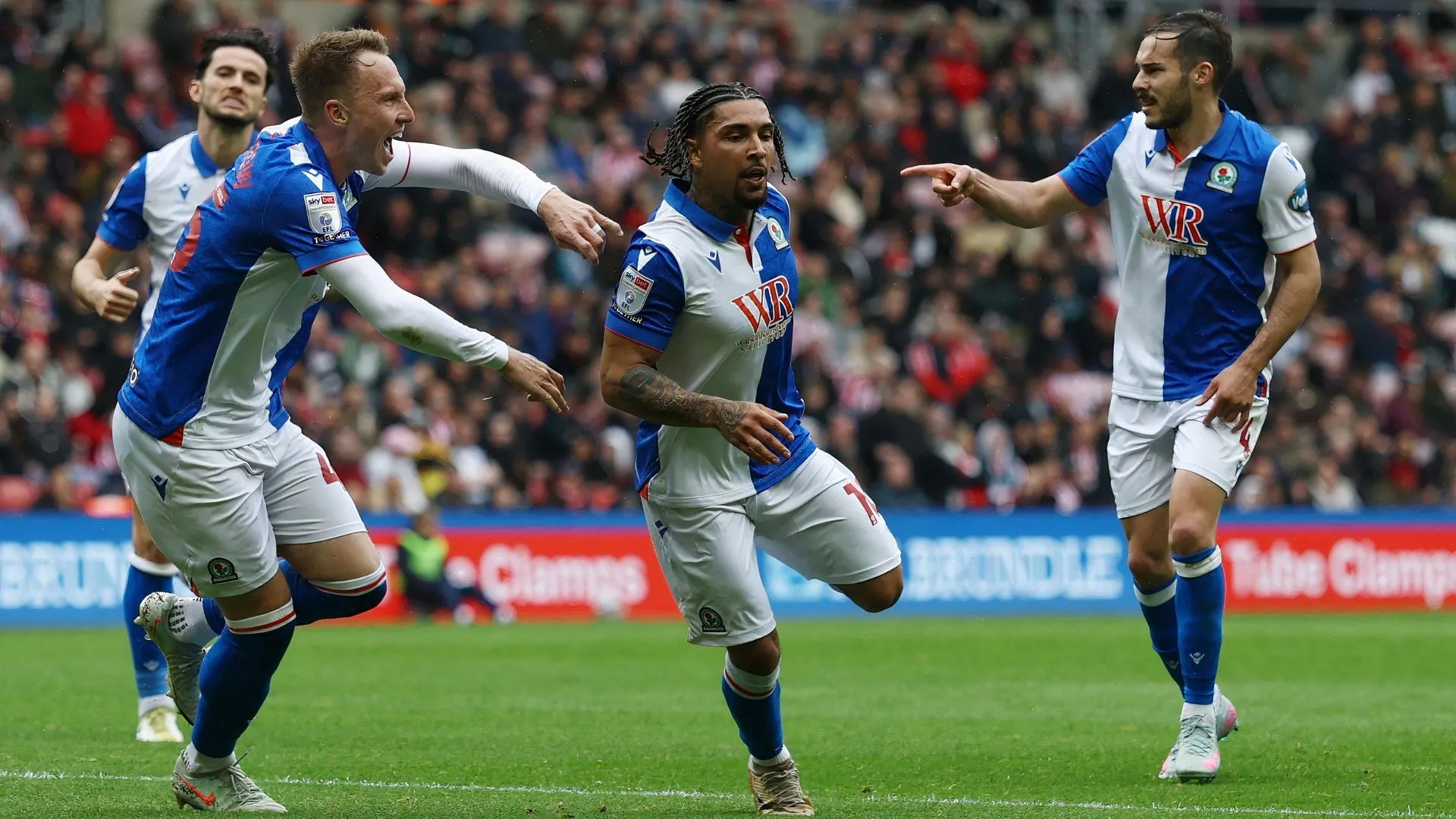 HLV John Eustace trong trận đấu Blackburn Rovers