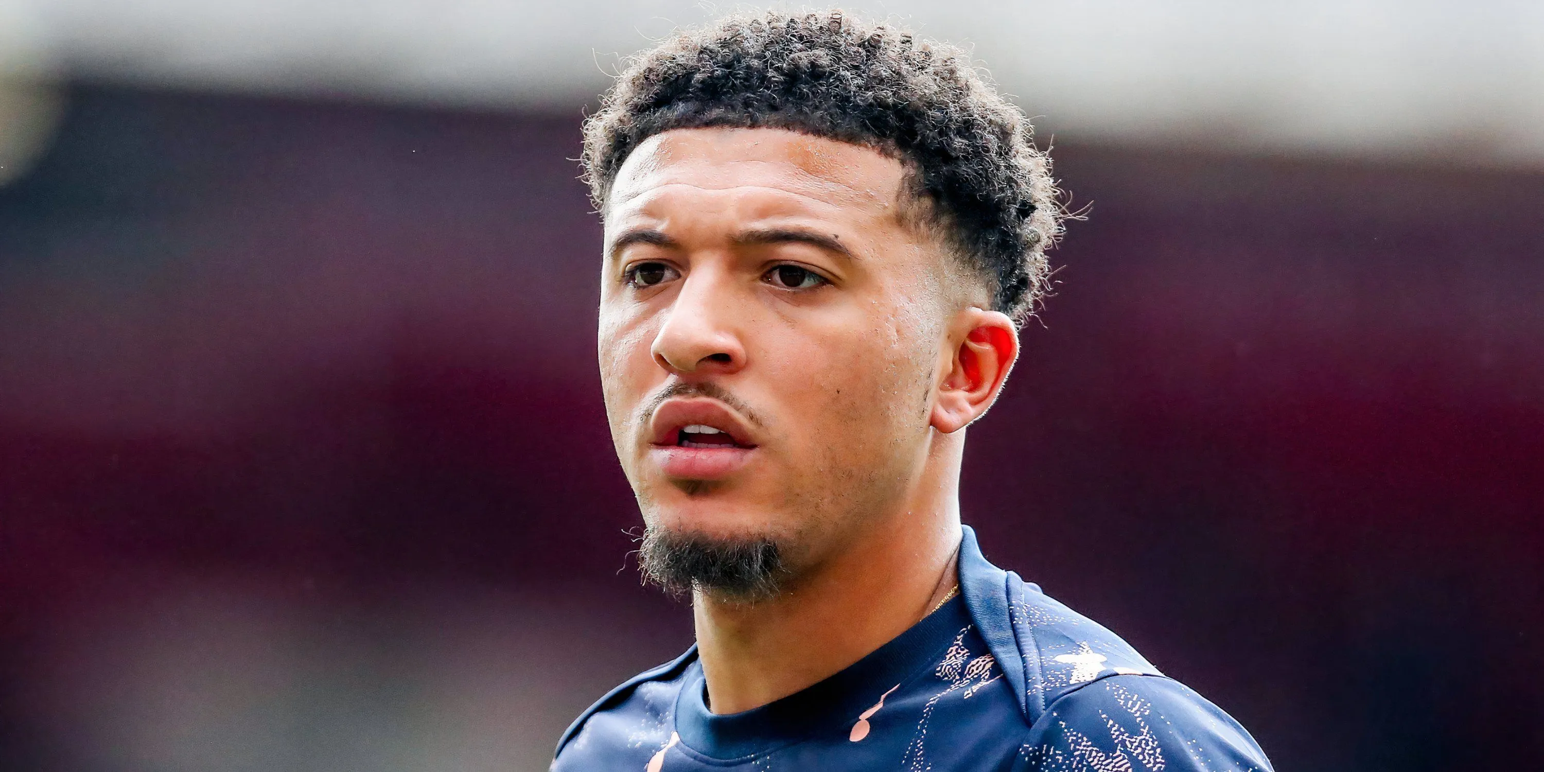 Jadon Sancho khởi động trước trận đấu với Chelsea