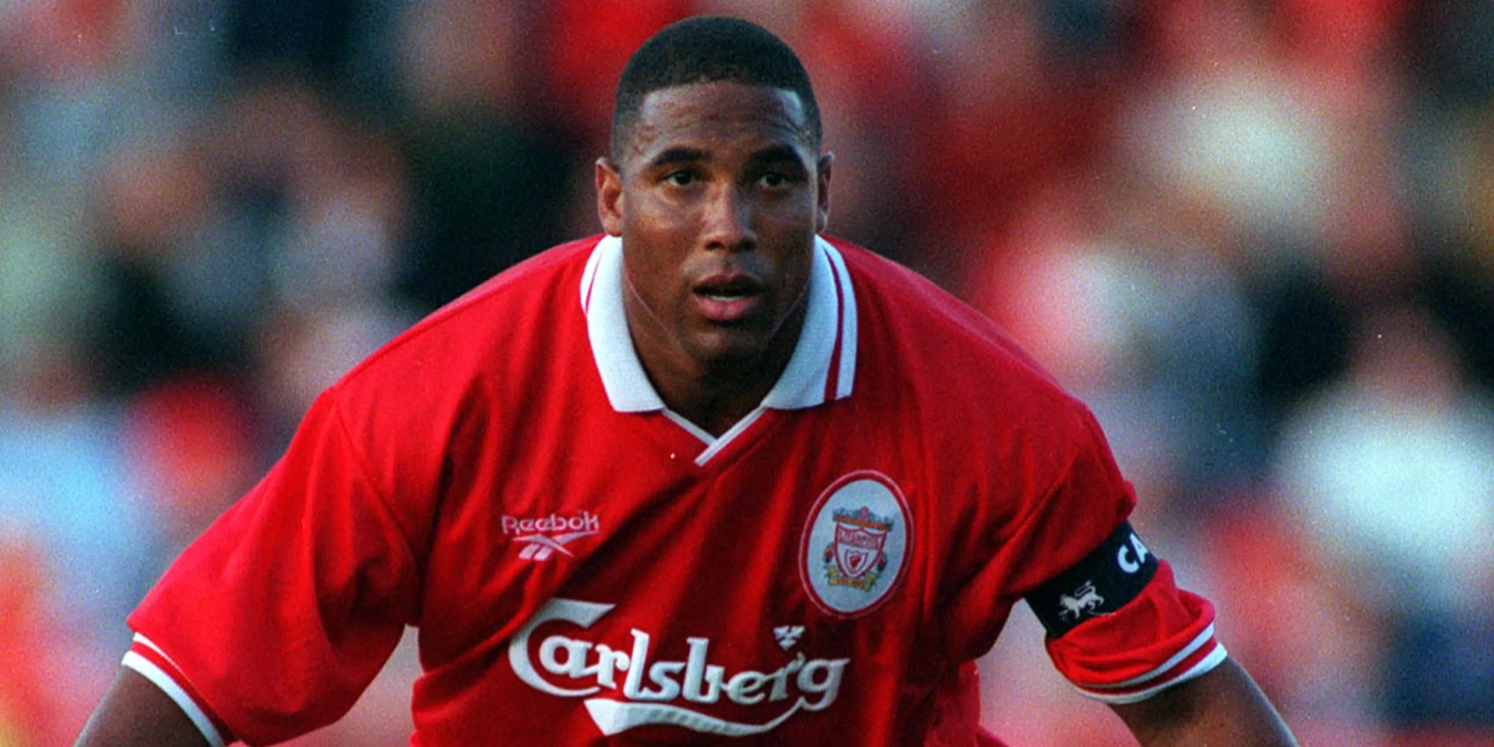 John Barnes trong màu áo Liverpool với pha bóng kỹ thuật
