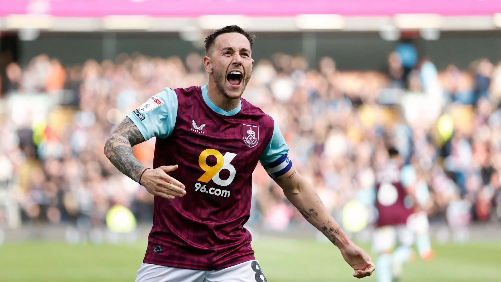 Josh Brownhill rực sáng, trở thành đội trưởng và trụ cột giúp Burnley thăng hạng Premier League.