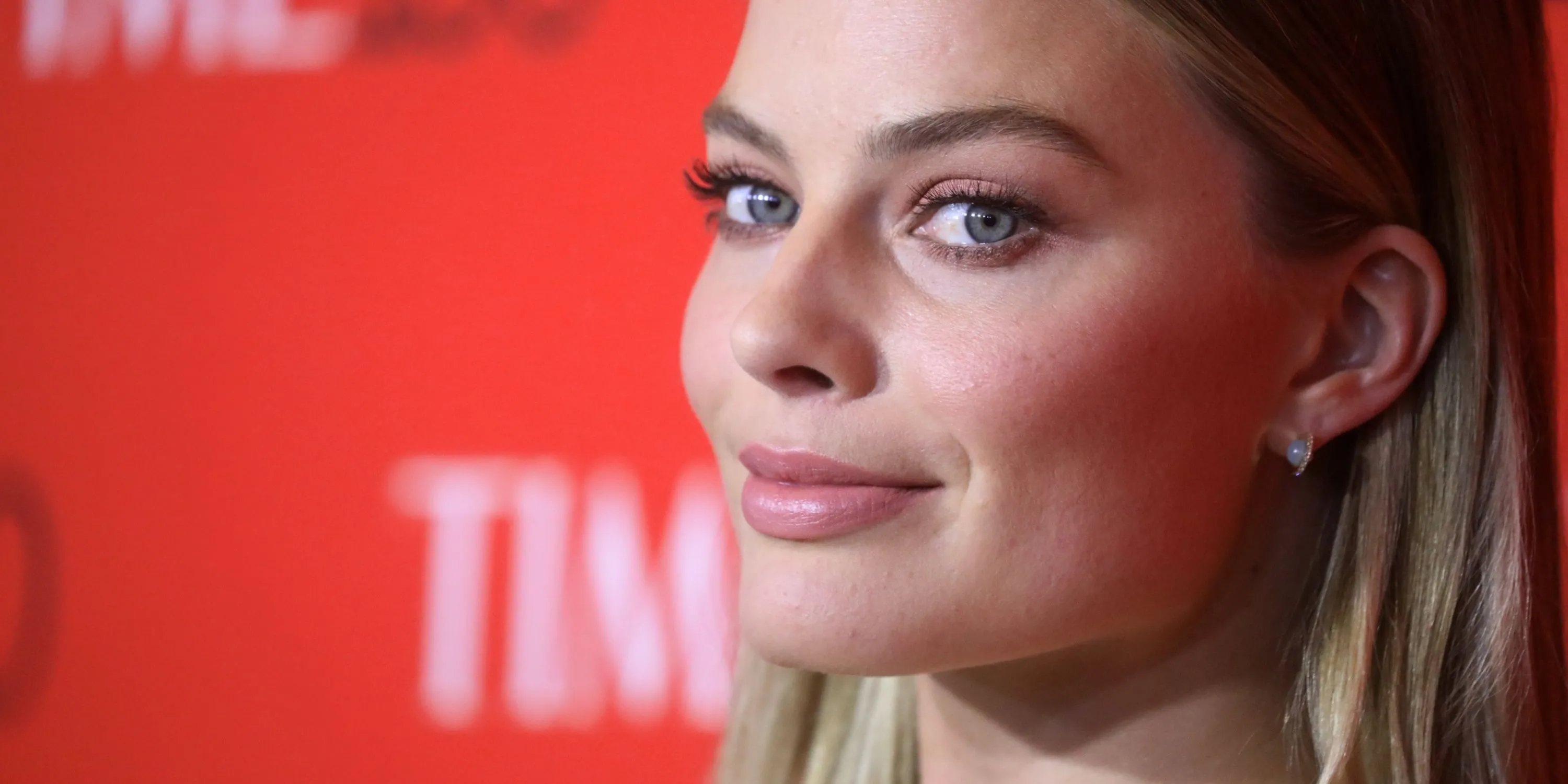 Margot Robbie, nữ diễn viên đình đám Hollywood, chụp ảnh tại sân Craven Cottage, sân nhà của Fulham, đội bóng mà cô yêu thích