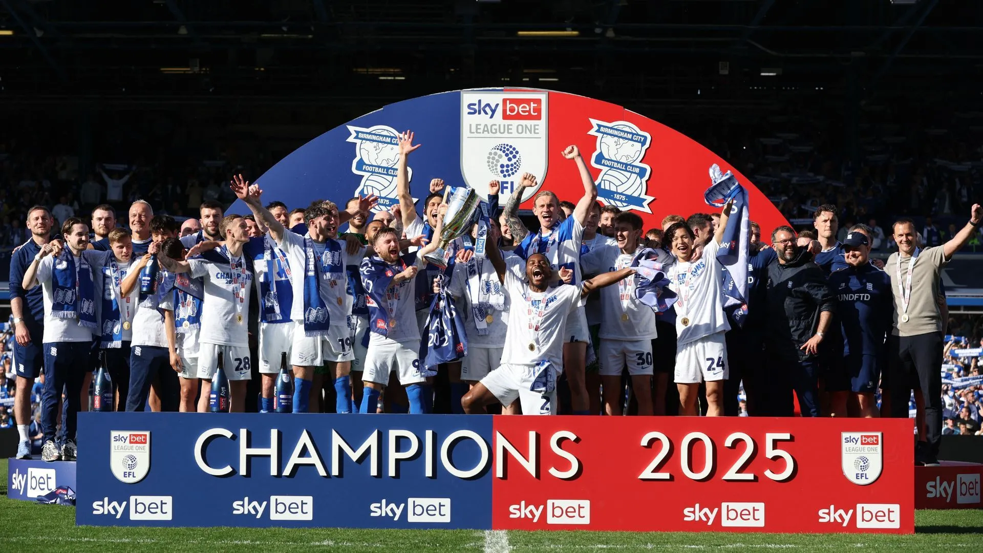 Mẫu áo đấu Birmingham City 2025/26 với điểm nhấn kỷ niệm 150 năm CLB, gam màu xanh sang trọng