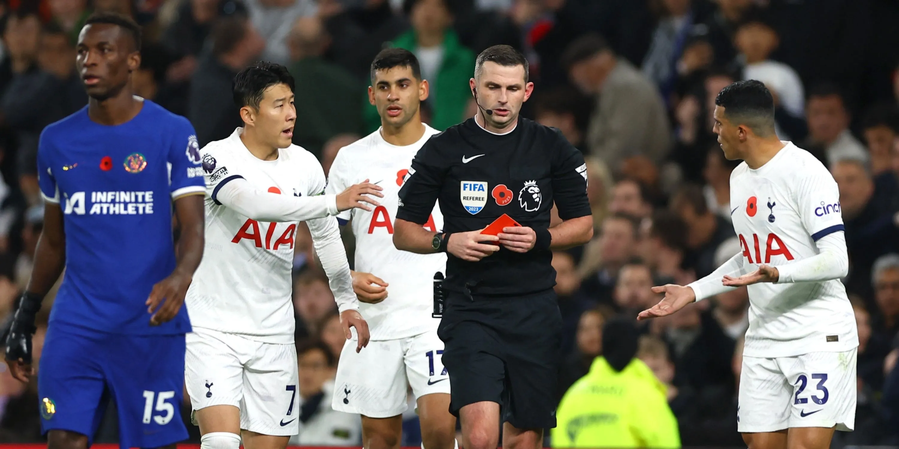 Michael Oliver, trọng tài hàng đầu Ngoại hạng Anh đối thoại với cầu thủ Son Heung-min