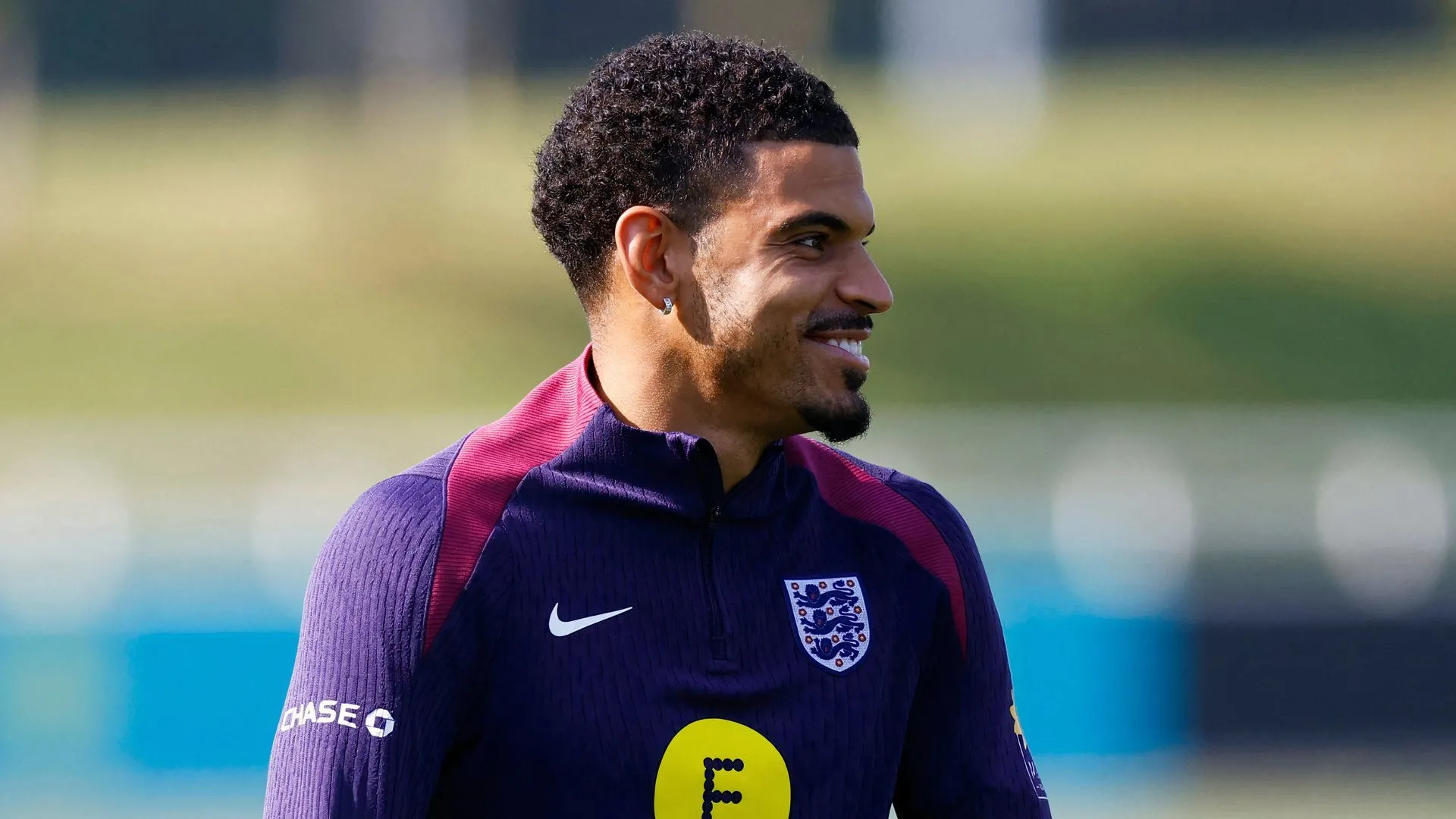 Morgan Gibbs-White tự hào khoác áo đội tuyển Anh, dấu mốc quan trọng trong sự nghiệp.
