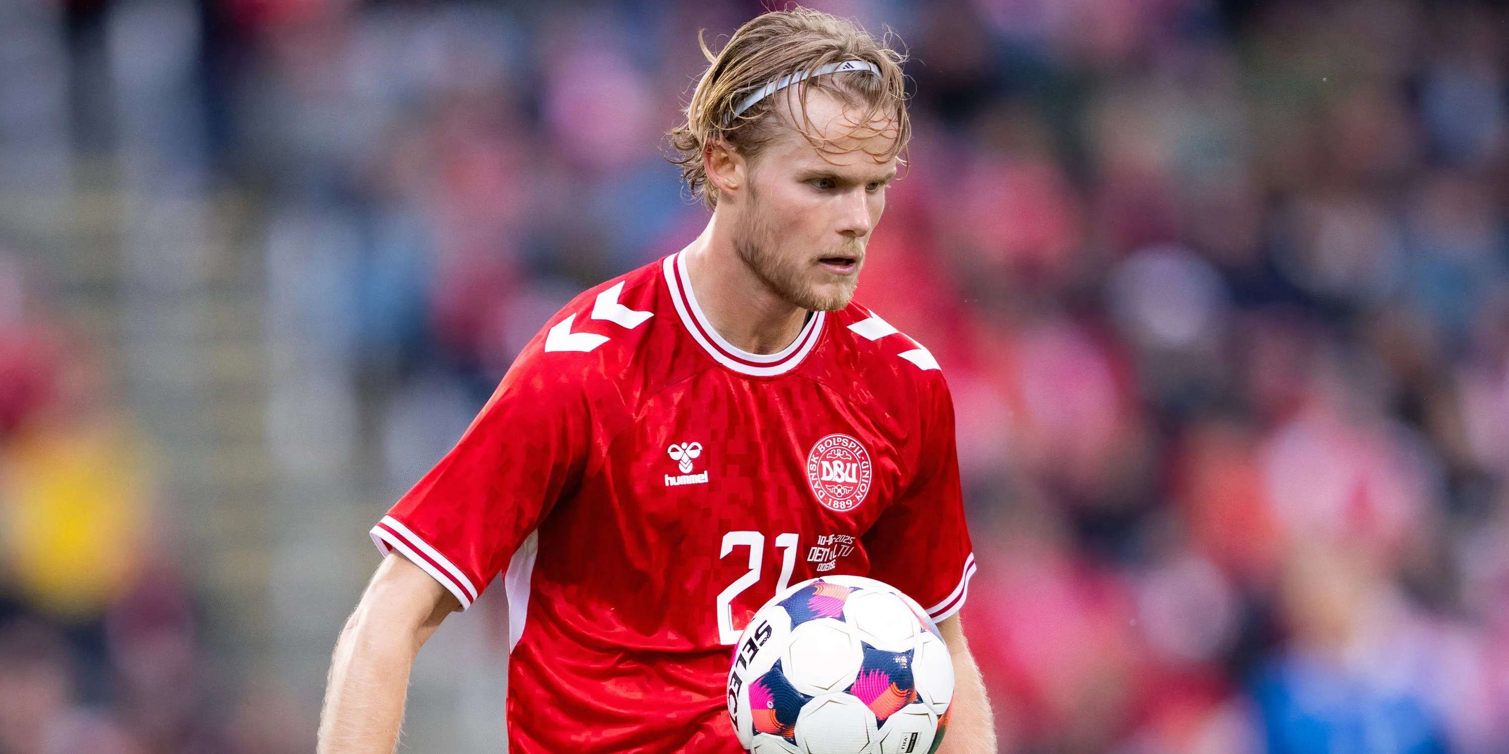 Morten Hjulmand trong màu áo đội tuyển Đan Mạch thi đấu, tiền vệ được Manchester United quan tâm.