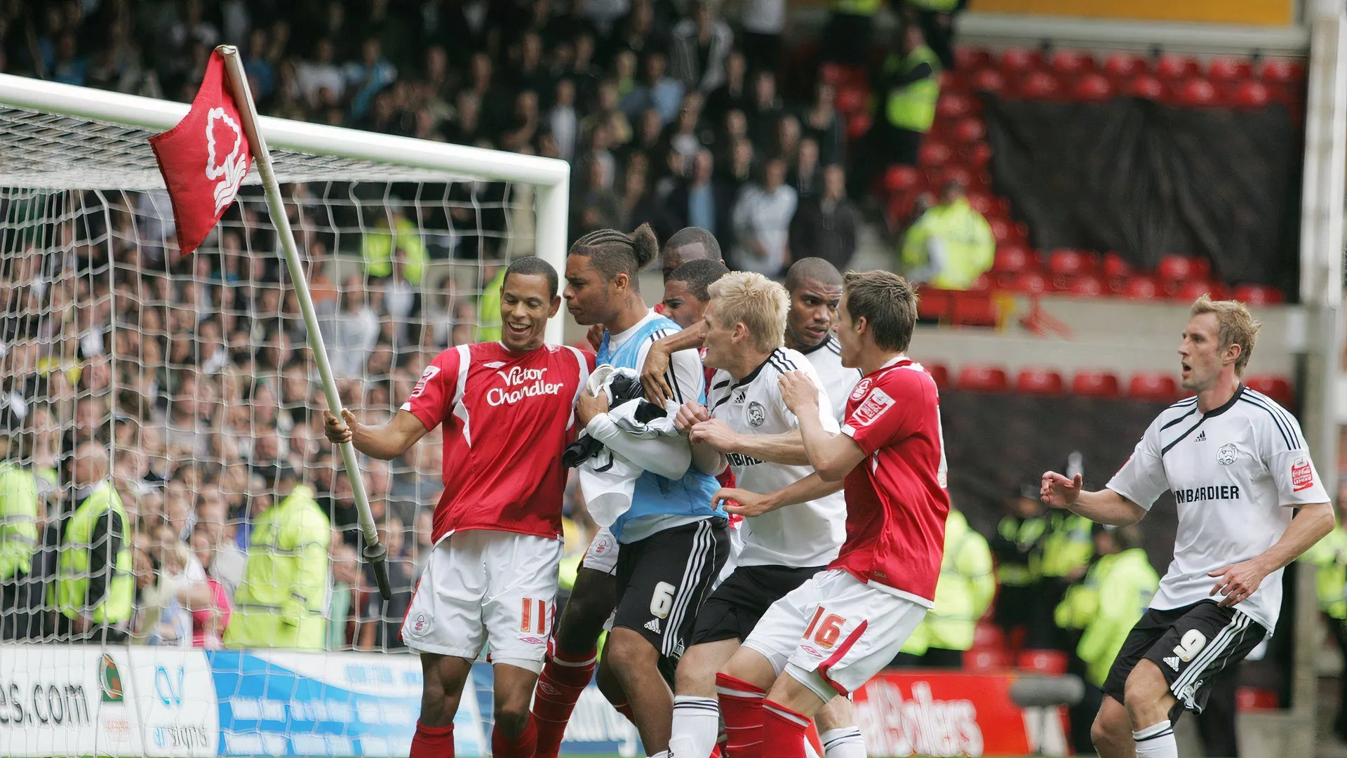Nathan Tyson cắm cờ Nottingham Forest trước cổ động viên Derby County, biểu tượng cho mối thù lịch sử giữa hai câu lạc bộ.