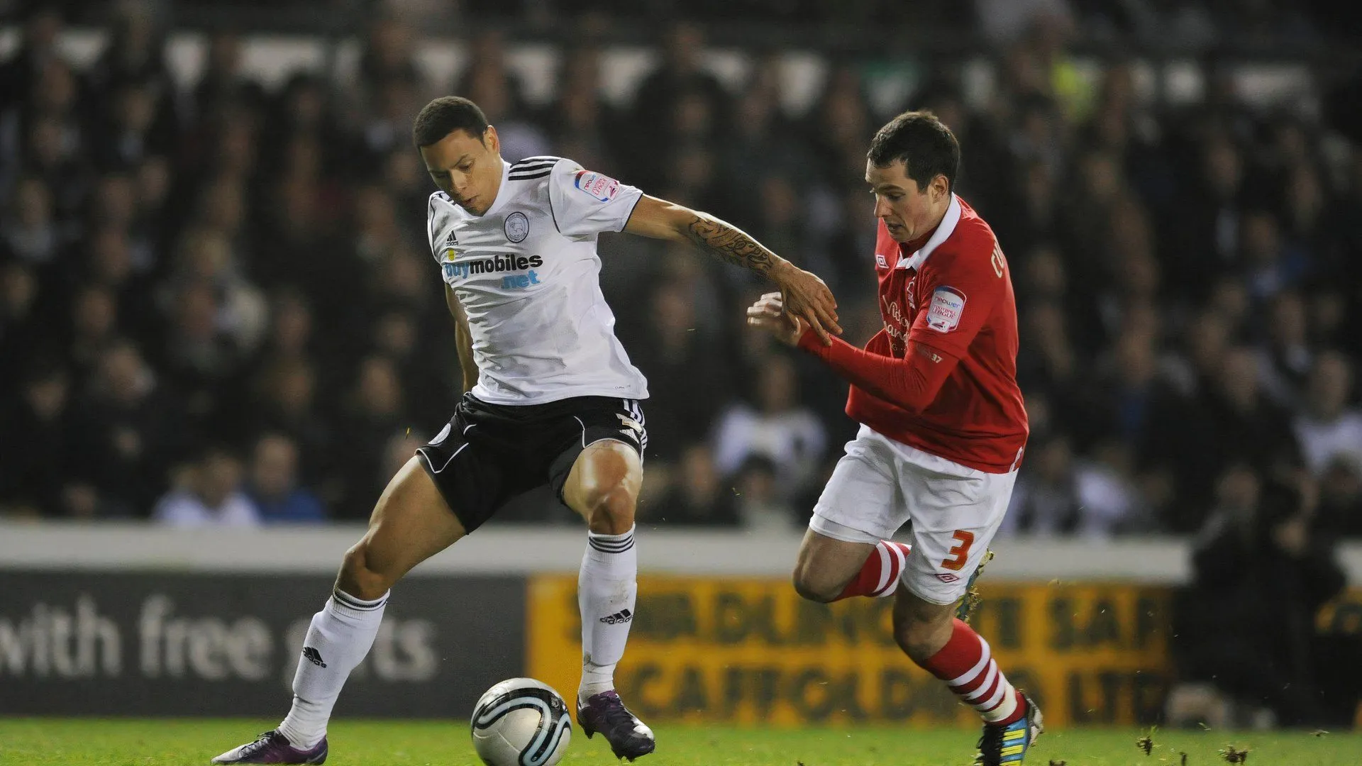 Nathan Tyson trong màu áo Derby County, đối đầu với đội bóng cũ Nottingham Forest, sau vụ chuyển nhượng gây nhiều tranh cãi.