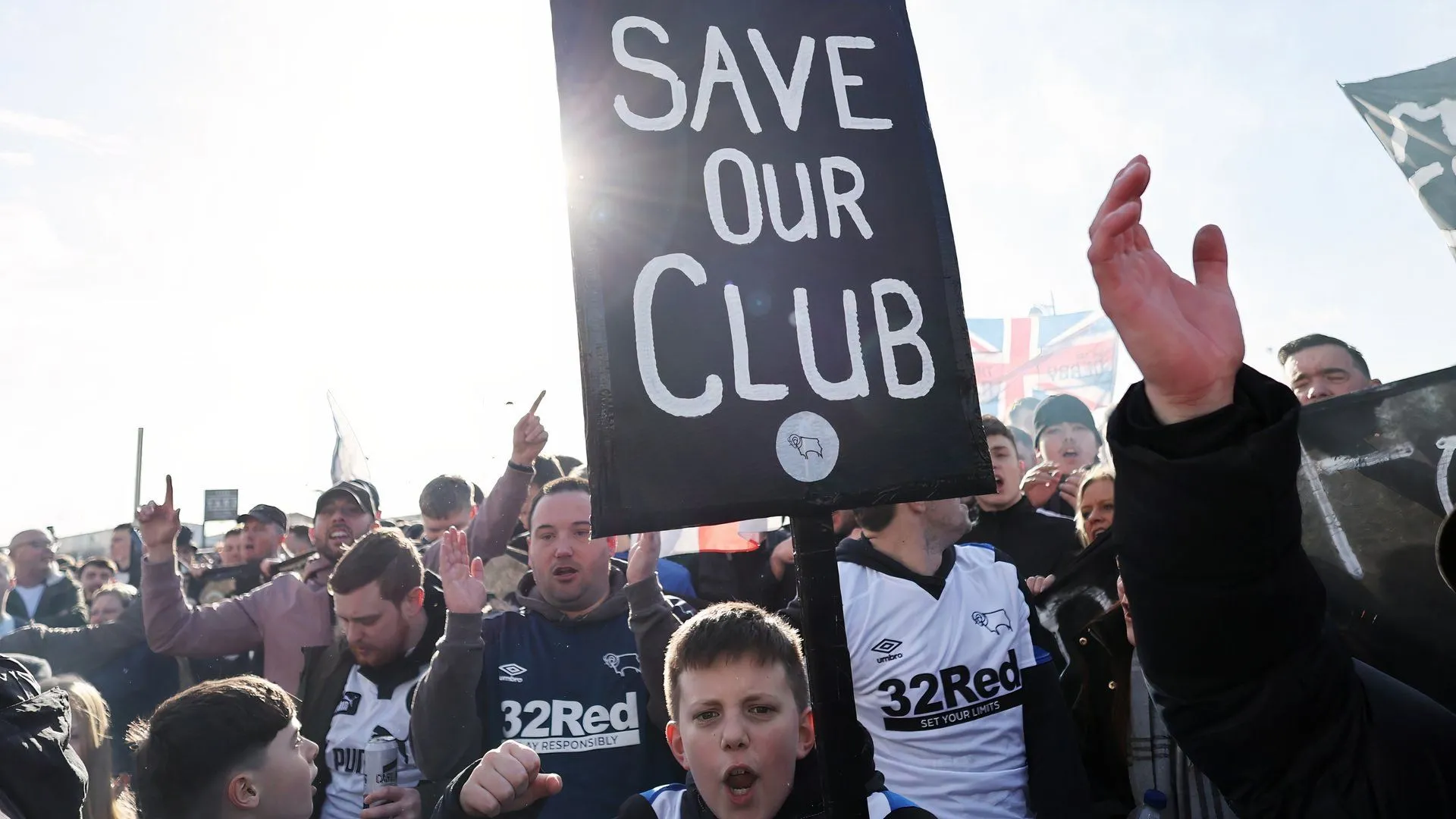 Người hâm mộ Derby County tập trung ủng hộ chiến dịch 'Giải cứu Derby County' trong giai đoạn khó khăn tài chính.