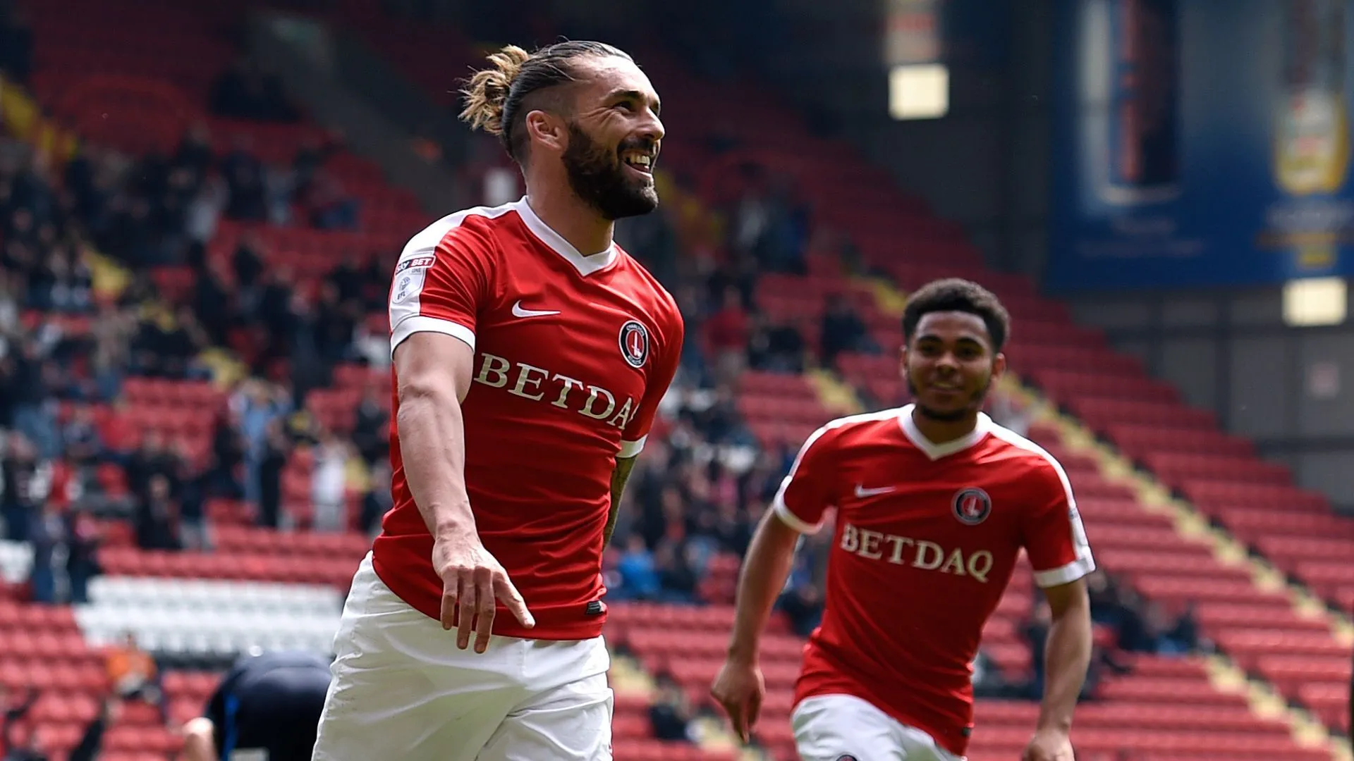 Ricky Holmes ăn mừng bàn thắng trong màu áo Charlton Athletic tại The Valley.