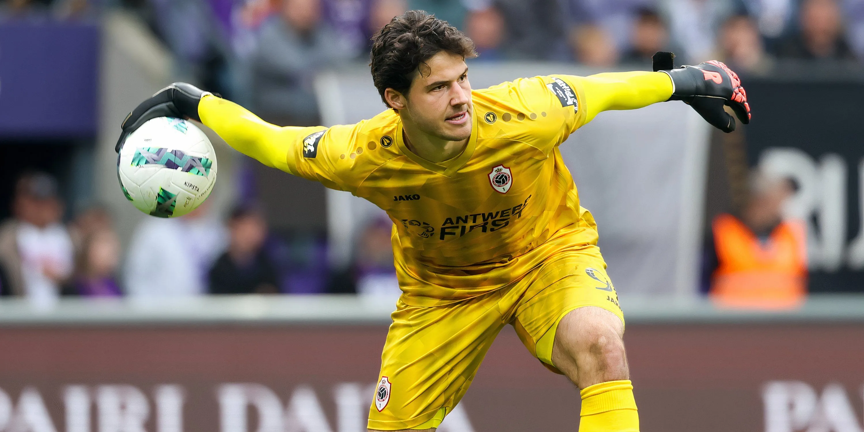 Senne Lammens thi đấu cho Royal Antwerp, mục tiêu chuyển nhượng hàng đầu của Man Utd