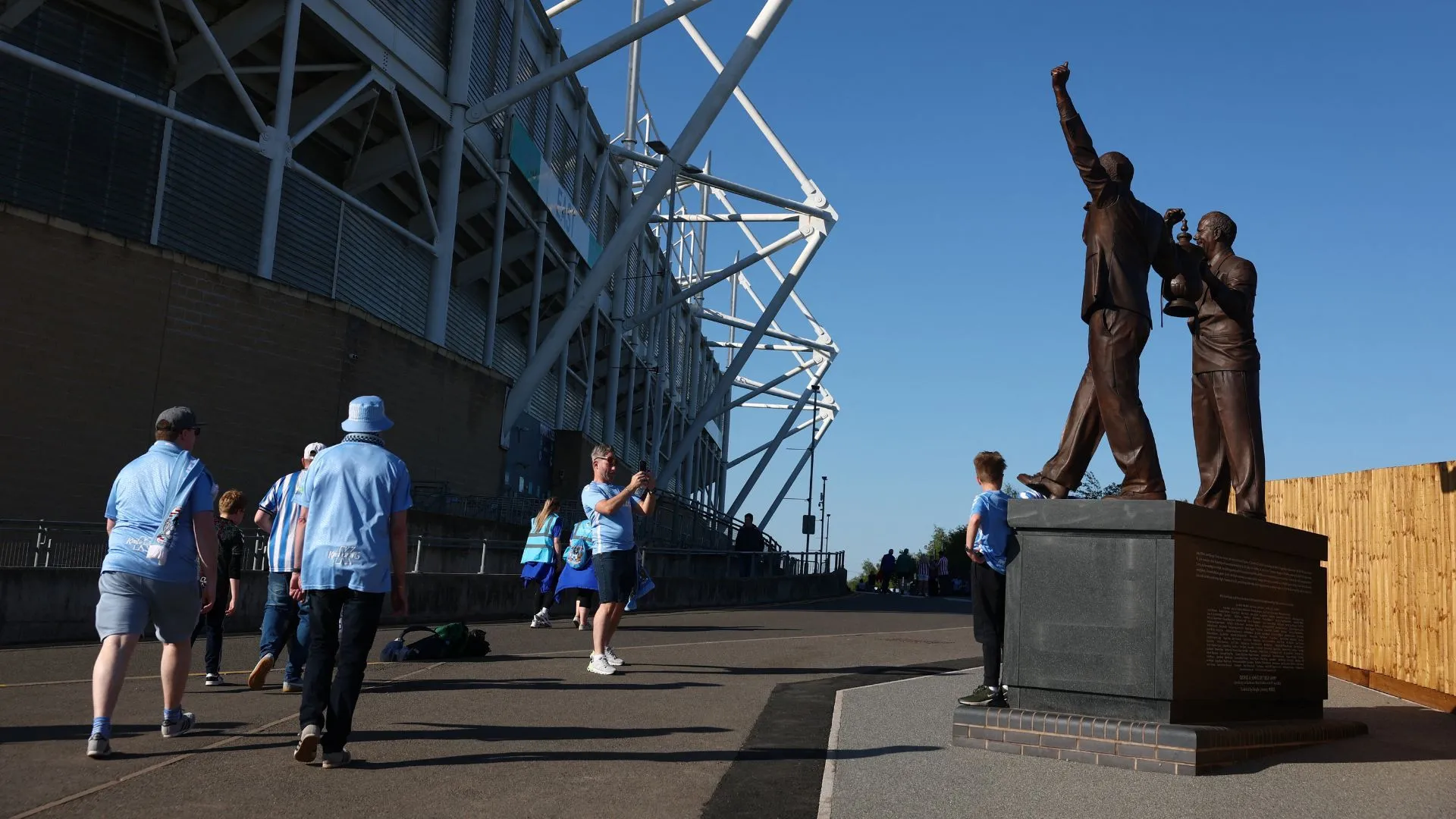 Thiết kế áo đấu sân nhà Coventry City 2025/26 tại SVĐ CBS Arena, mang đậm phong cách thập niên 90