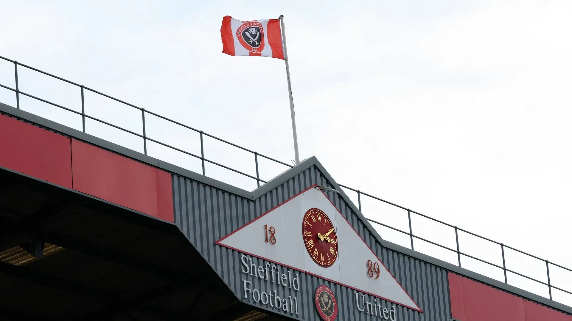 Toàn cảnh sân vận động Bramall Lane, sân nhà của Sheffield United, nơi trình làng mẫu áo đấu mới 2025/26