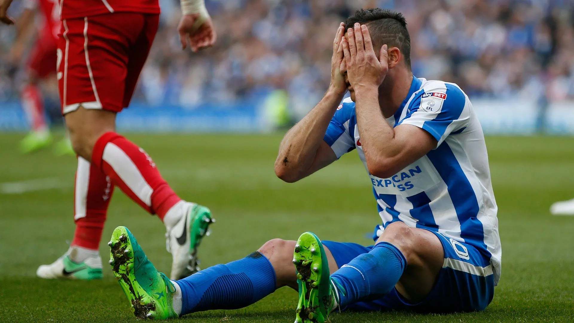 Tomer Hemed thi đấu trong màu áo Charlton Athletic, đối lập với kỳ vọng tại Championship