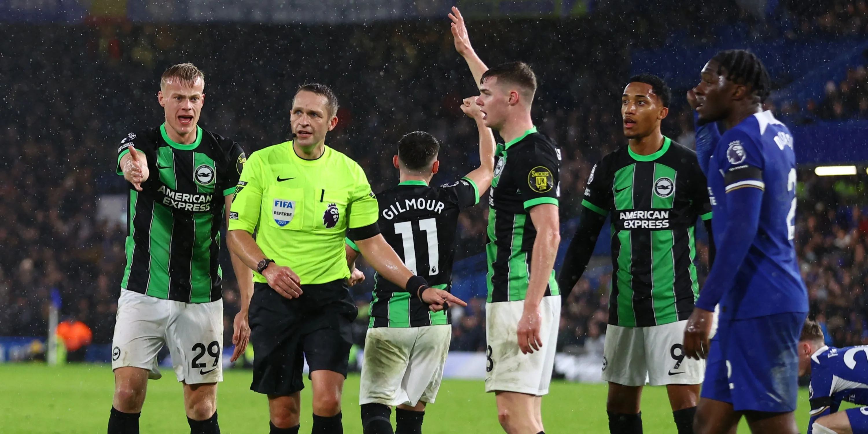 Trọng tài Craig Pawson chỉ tay về phía chấm phạt đền trong một trận đấu Premier League