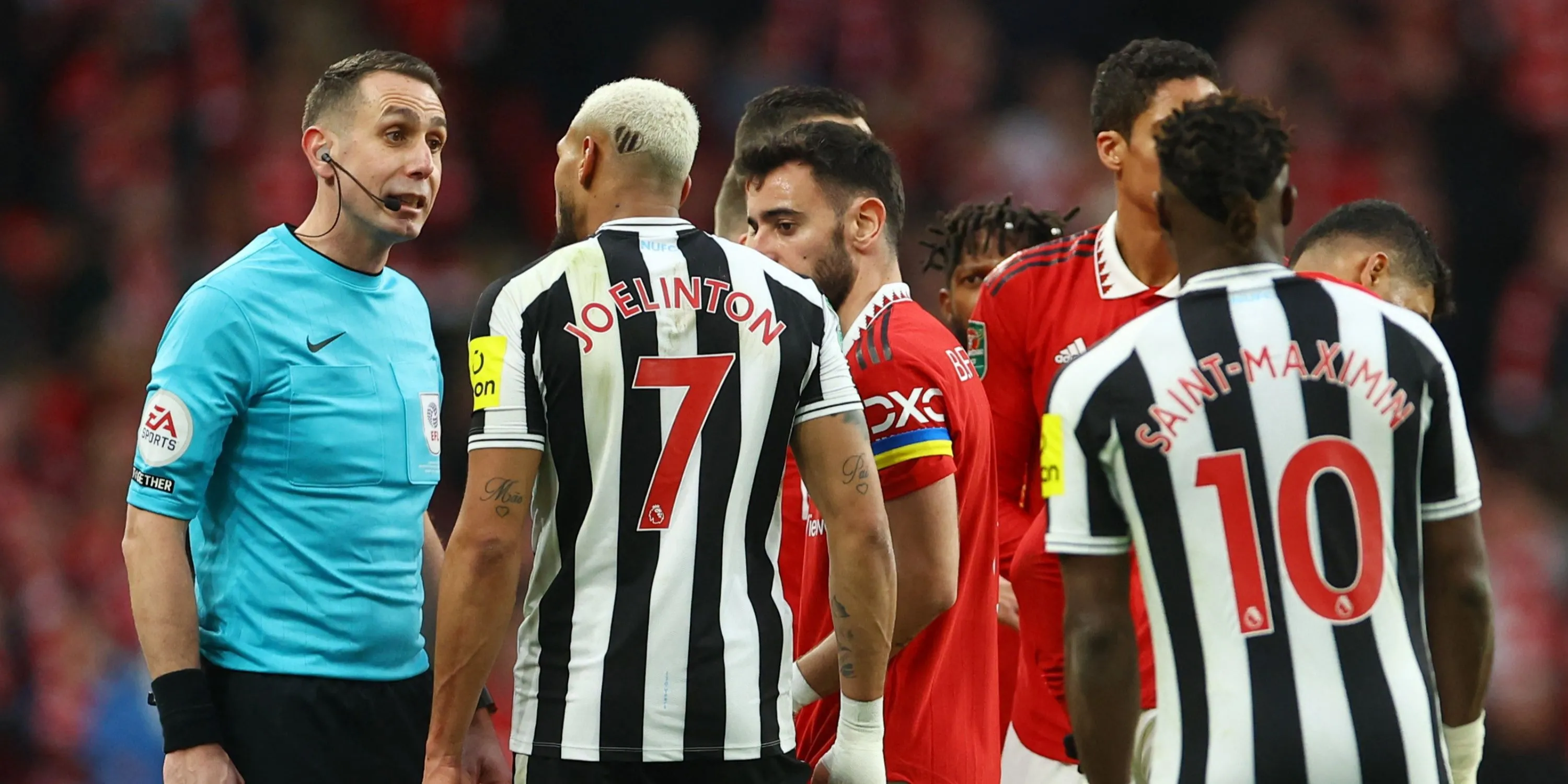 Trọng tài David Coote đang thảo luận với cầu thủ Newcastle